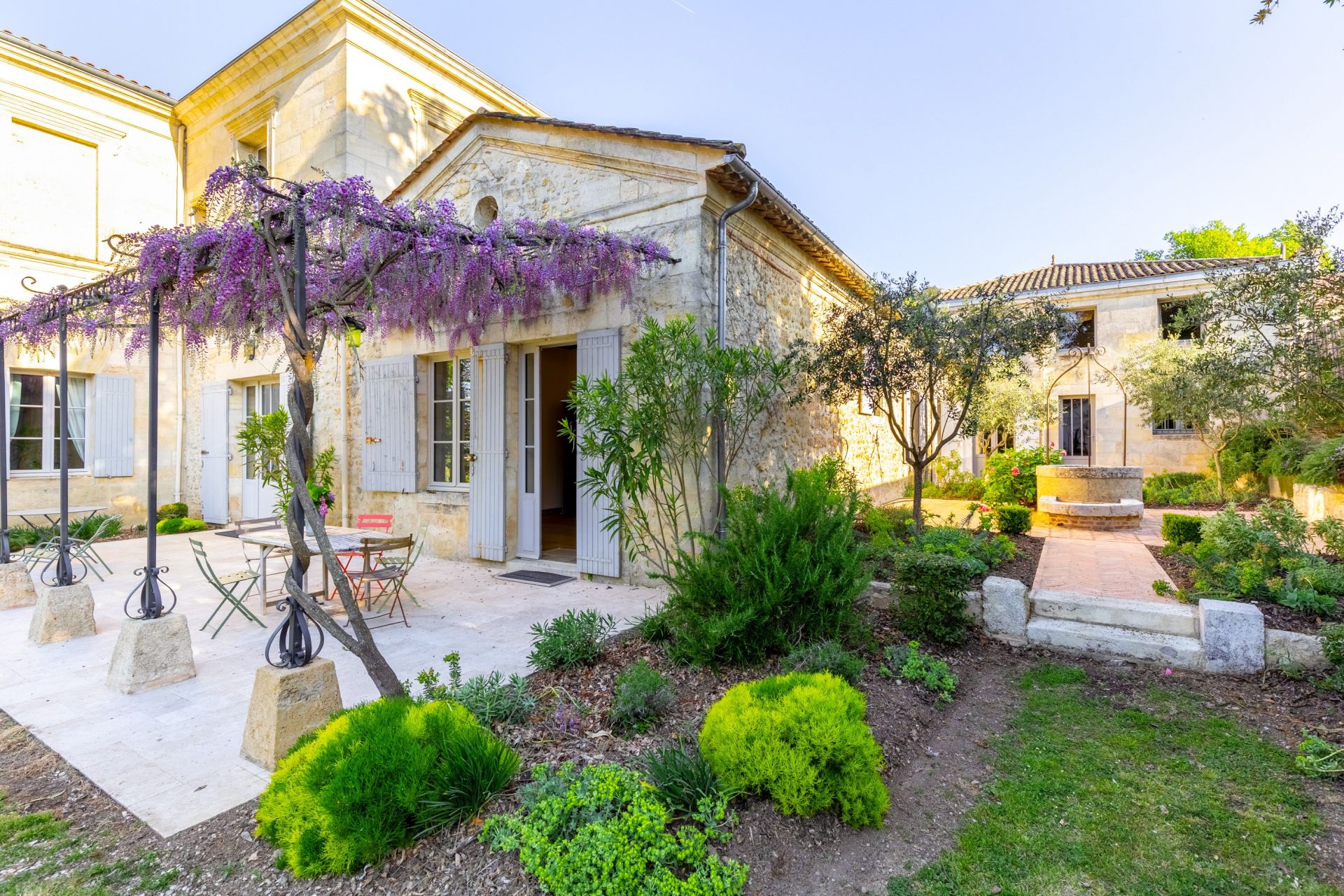 luxury property 12 Rooms for sale on BORDEAUX (33000)