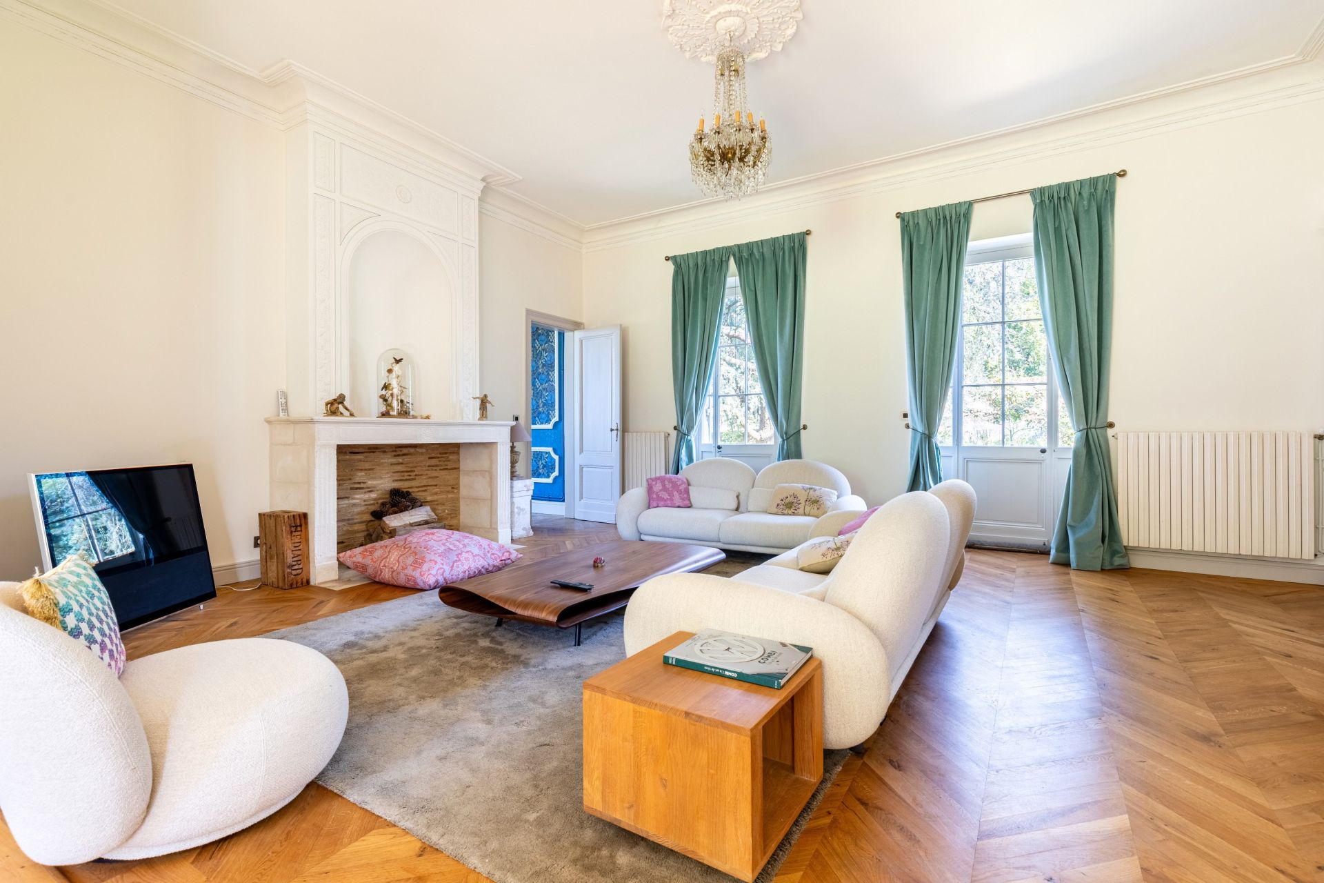 luxury property 12 Rooms for sale on BORDEAUX (33000)