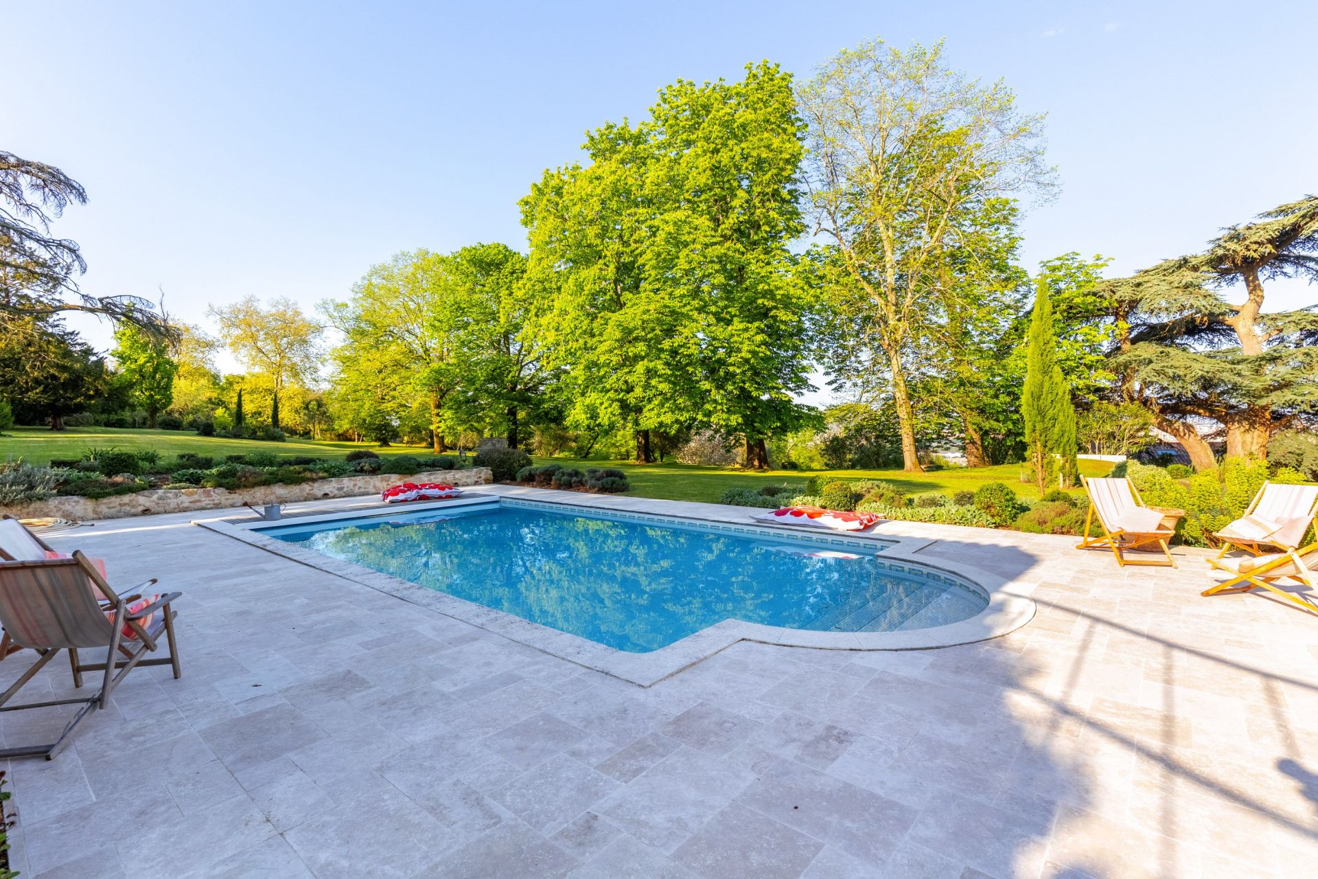 luxury property 12 Rooms for sale on BORDEAUX (33000)