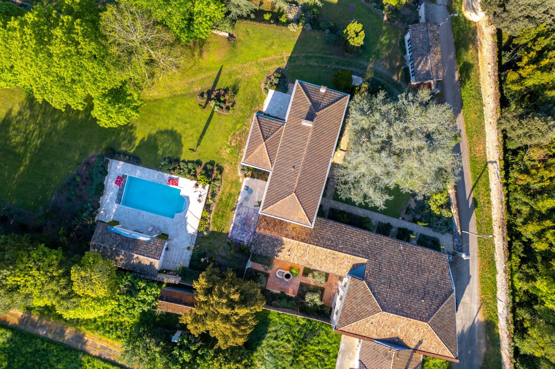 luxury property 12 Rooms for sale on BORDEAUX (33000)