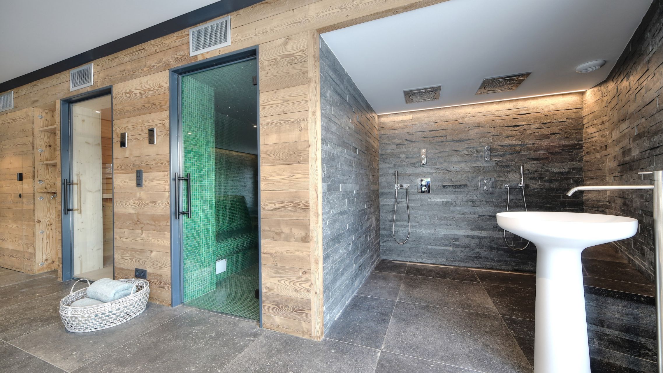 luxury chalet 12 Rooms for sale on CHAMONIX MONT BLANC (74400)