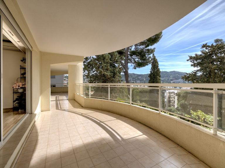 luxury apartment 3 Rooms for sale on LE CANNET (06110)