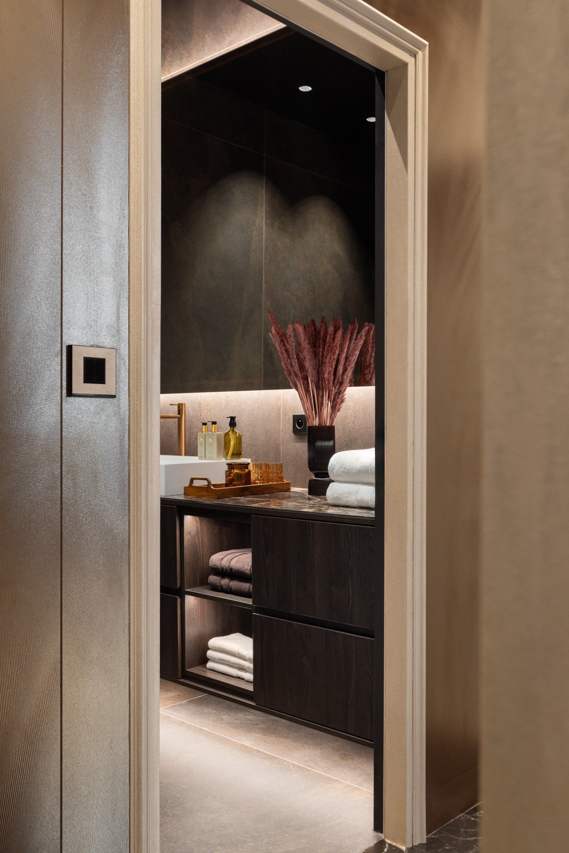 luxury apartment 6 Rooms for sale on MARSEILLE (13008)