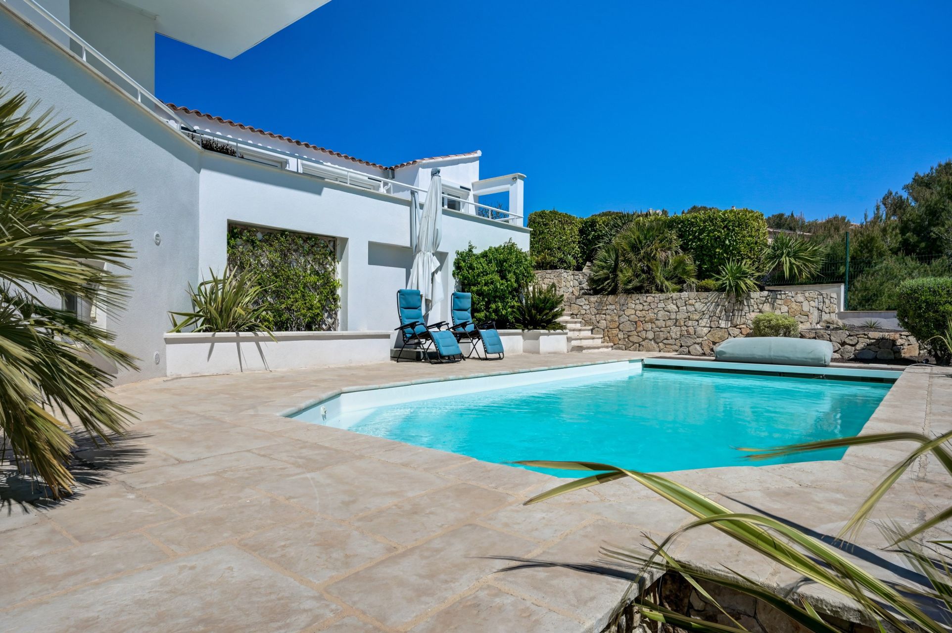 luxury house 8 Rooms for sale on ENSUES LA REDONNE (13820)