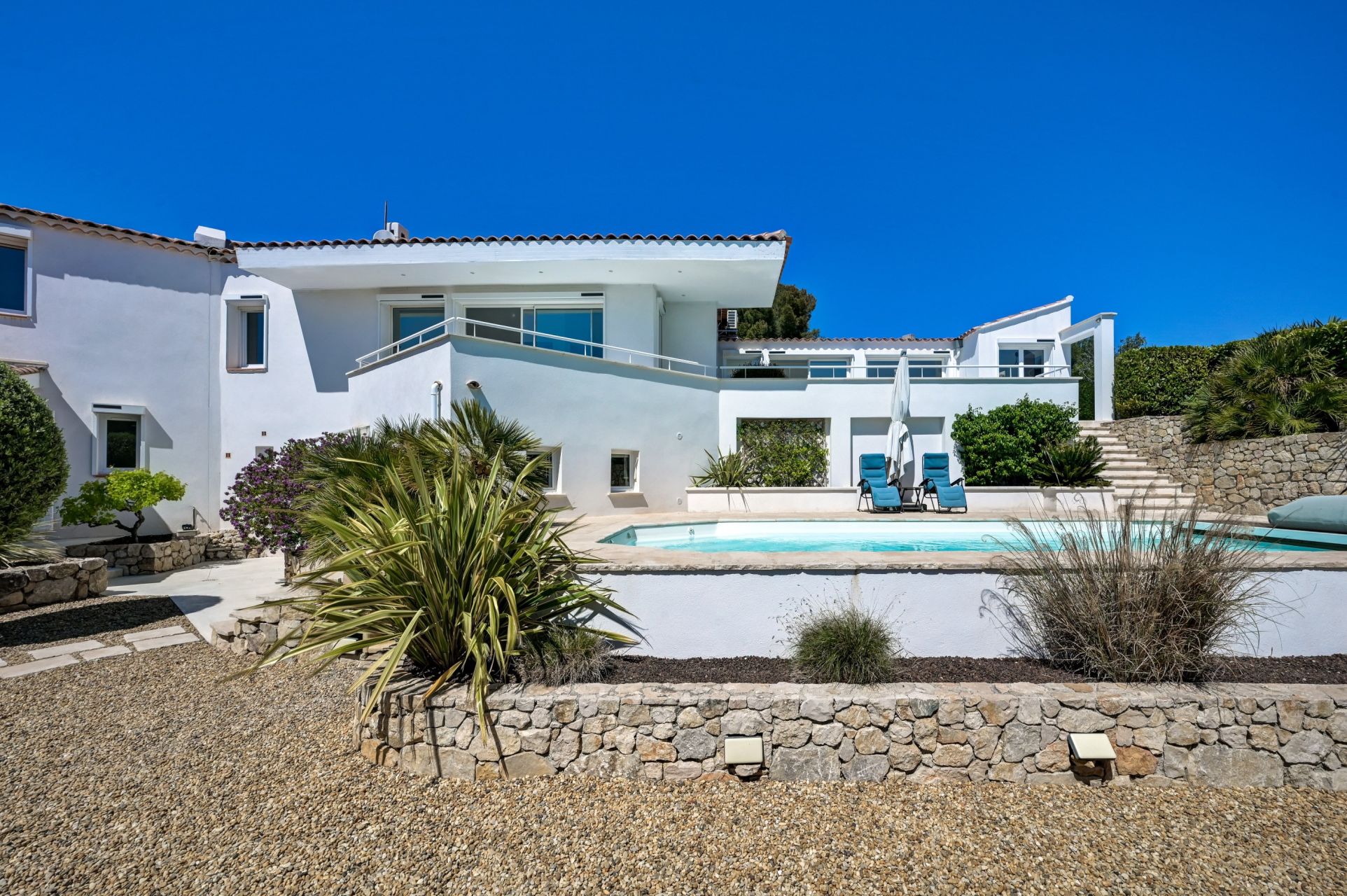 luxury house 8 Rooms for sale on ENSUES LA REDONNE (13820)