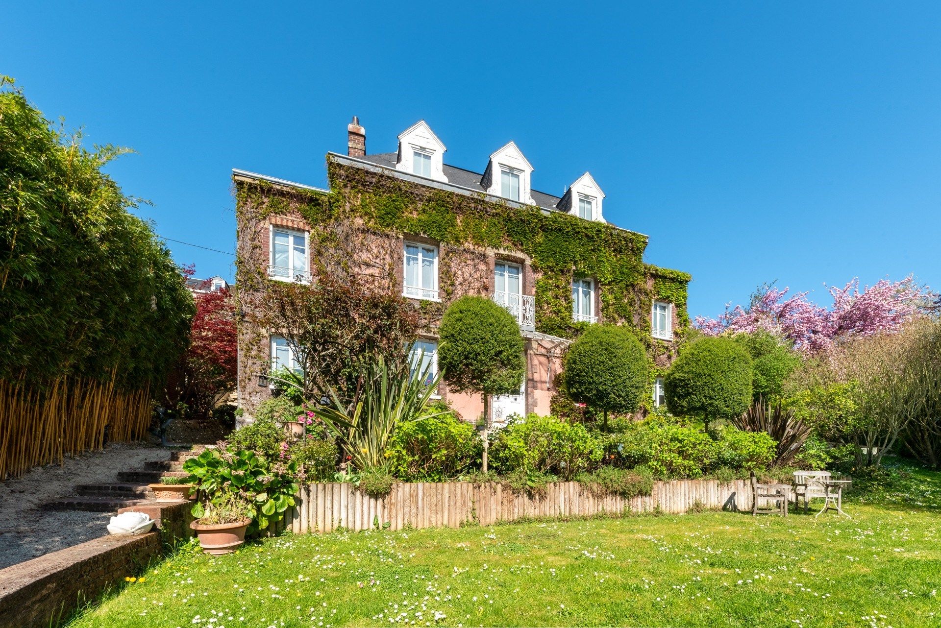 luxury house 8 Rooms for sale on ROUEN (76000)