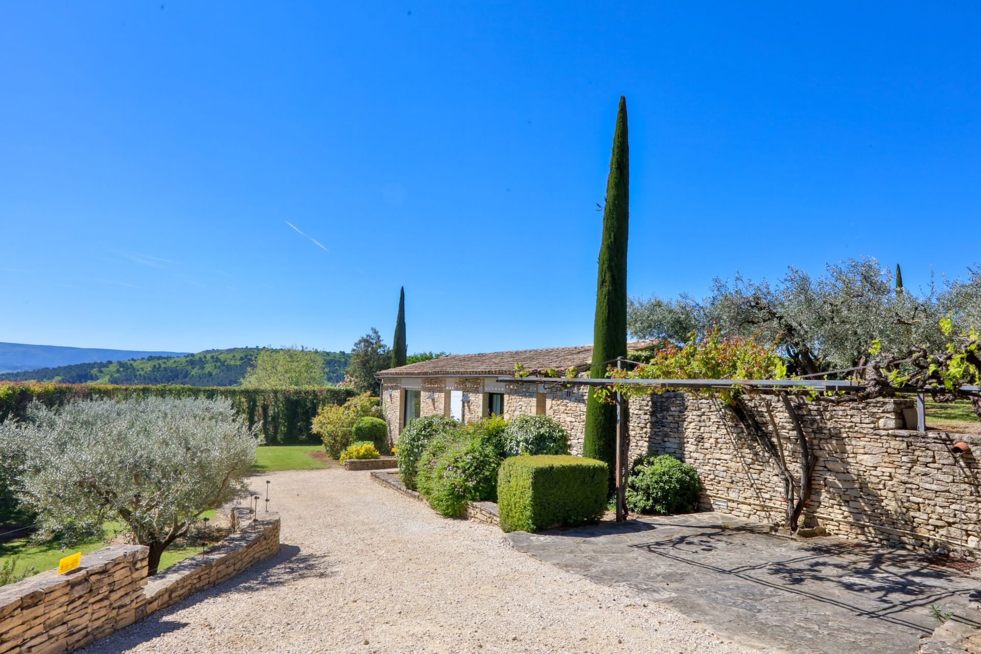 luxury house 10 Rooms for sale on GORDES (84220)