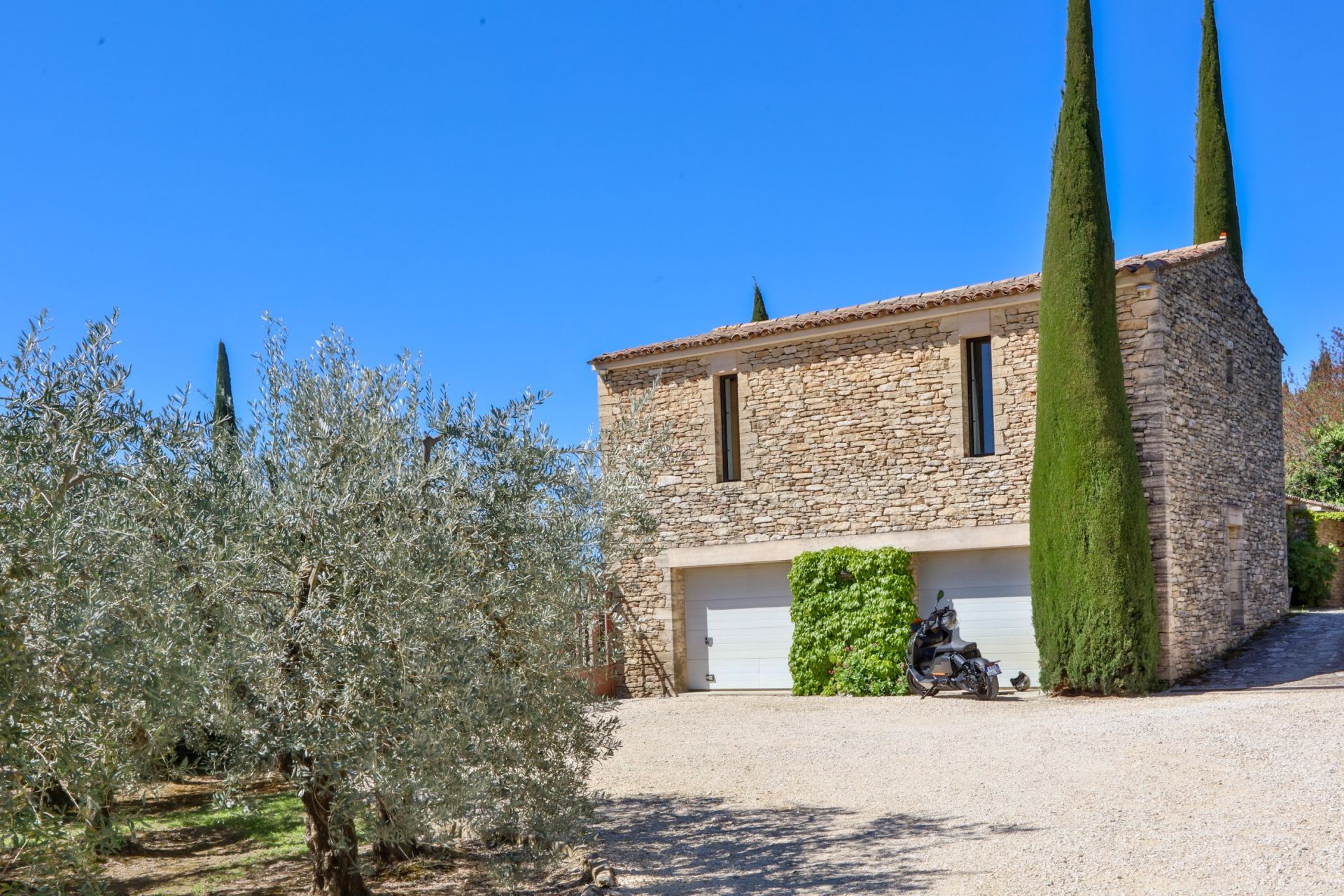 luxury house 10 Rooms for sale on GORDES (84220)