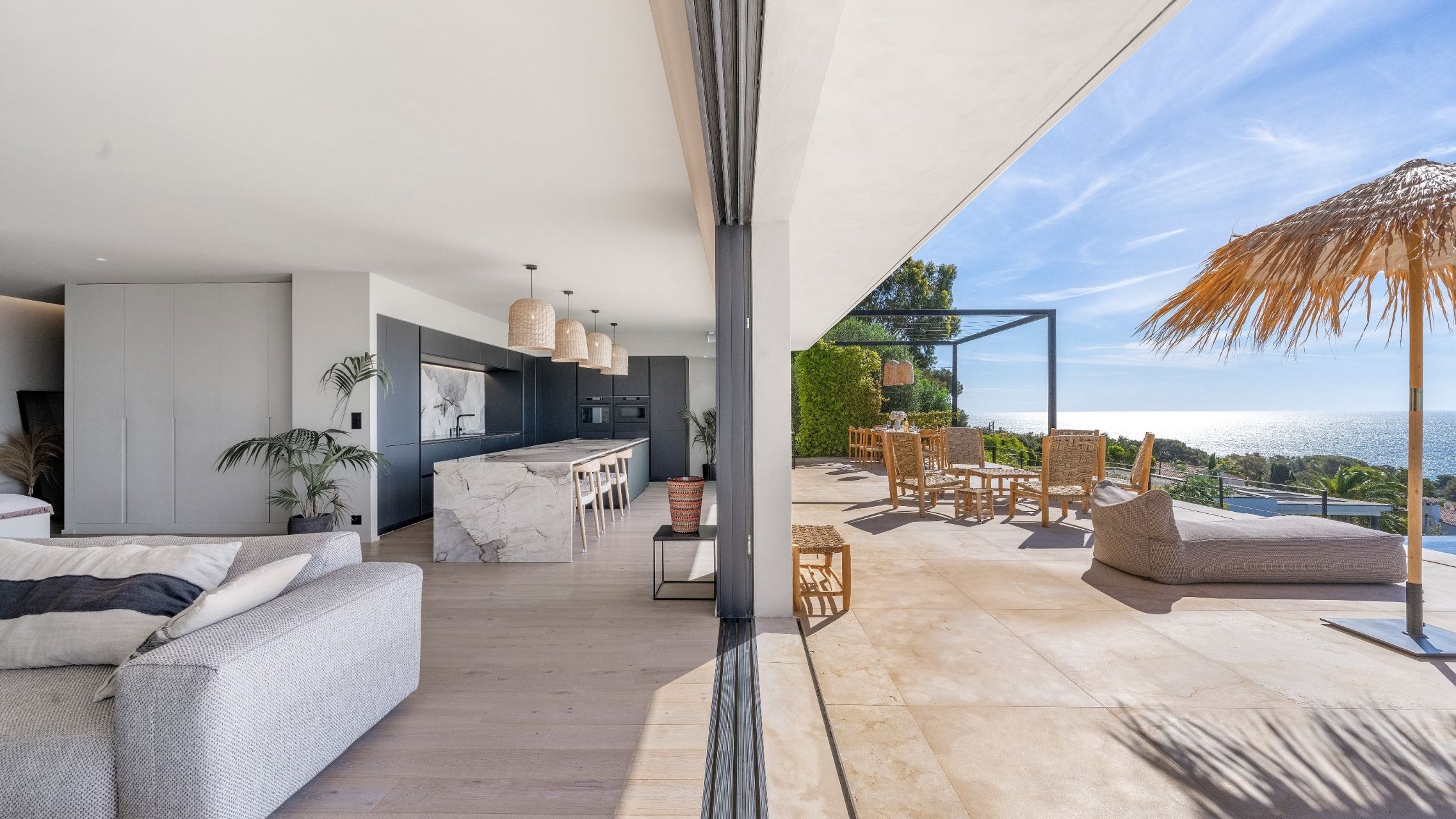 luxury villa 9 Rooms for sale on LES ISSAMBRES (83380)