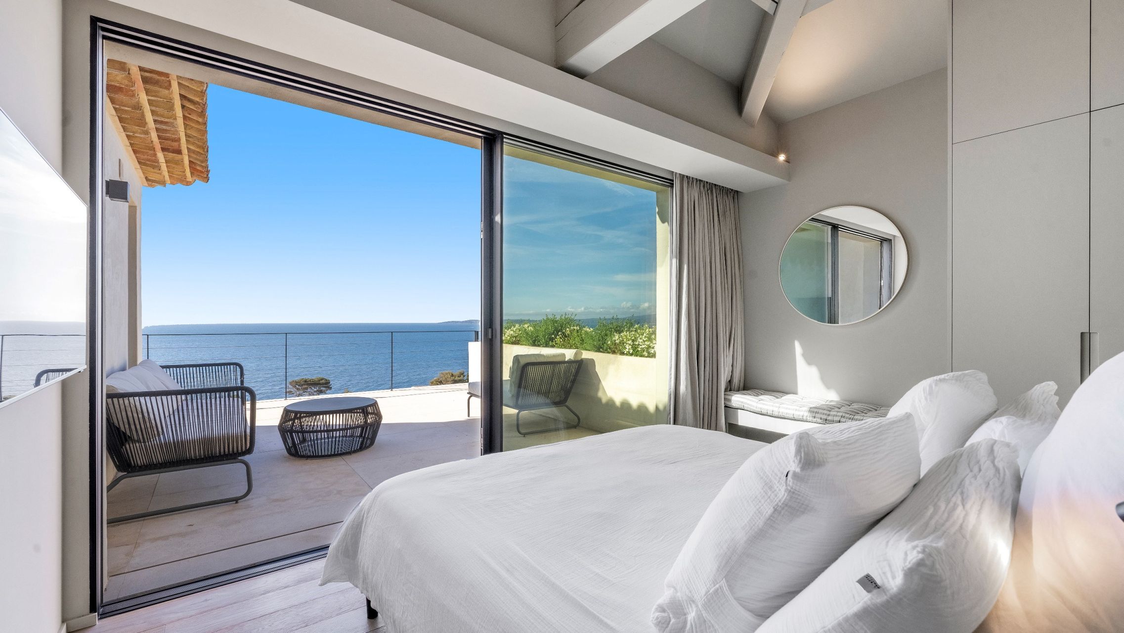 luxury villa 9 Rooms for sale on LES ISSAMBRES (83380)