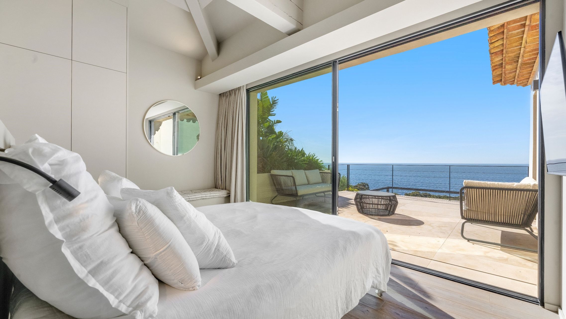 luxury villa 9 Rooms for sale on LES ISSAMBRES (83380)