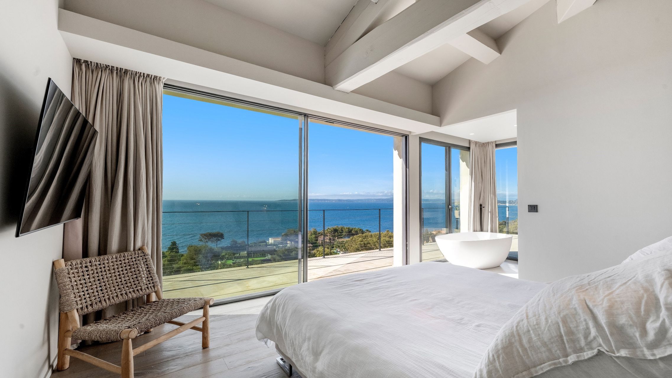 luxury villa 9 Rooms for sale on LES ISSAMBRES (83380)