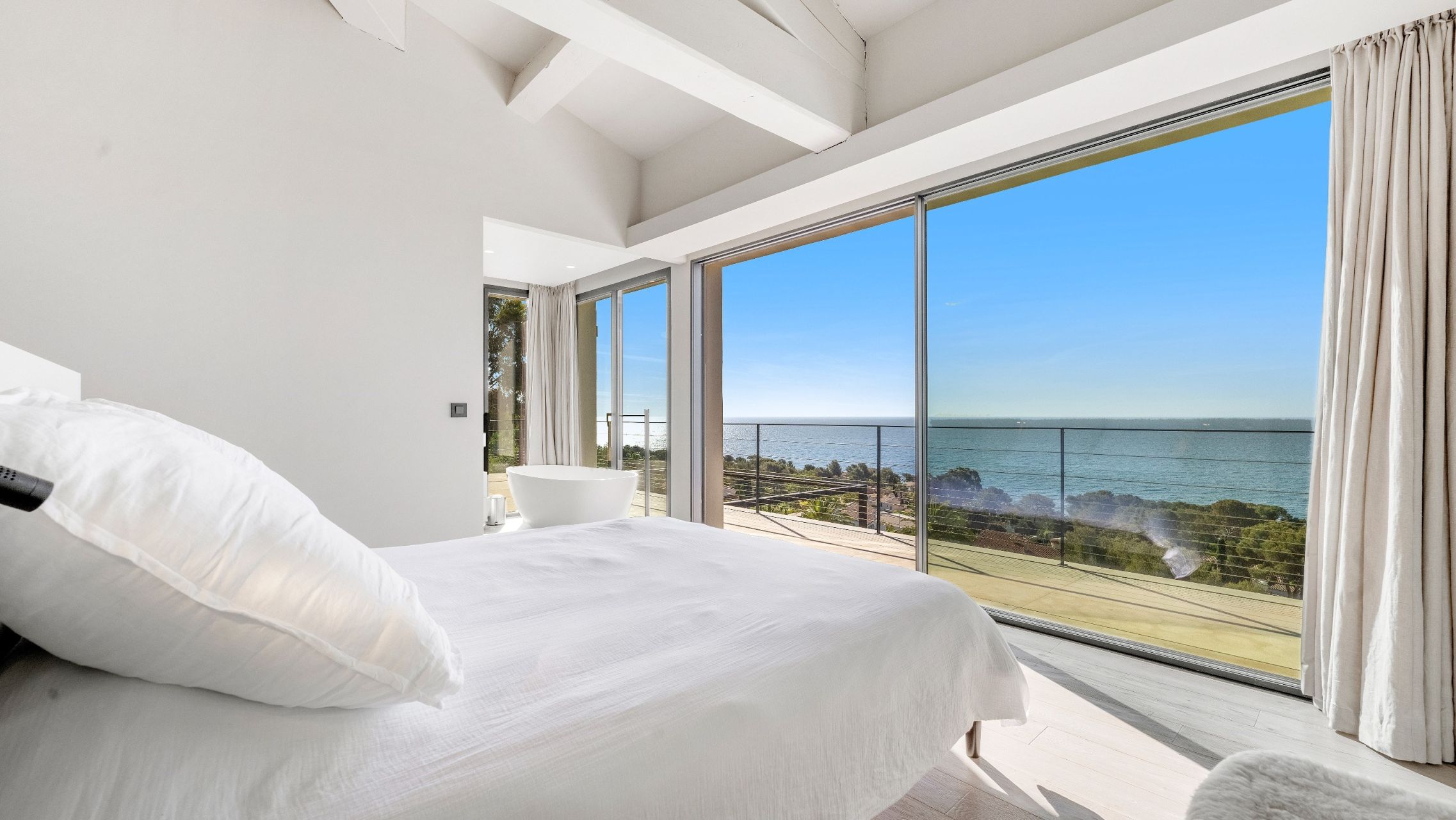 luxury villa 9 Rooms for sale on LES ISSAMBRES (83380)