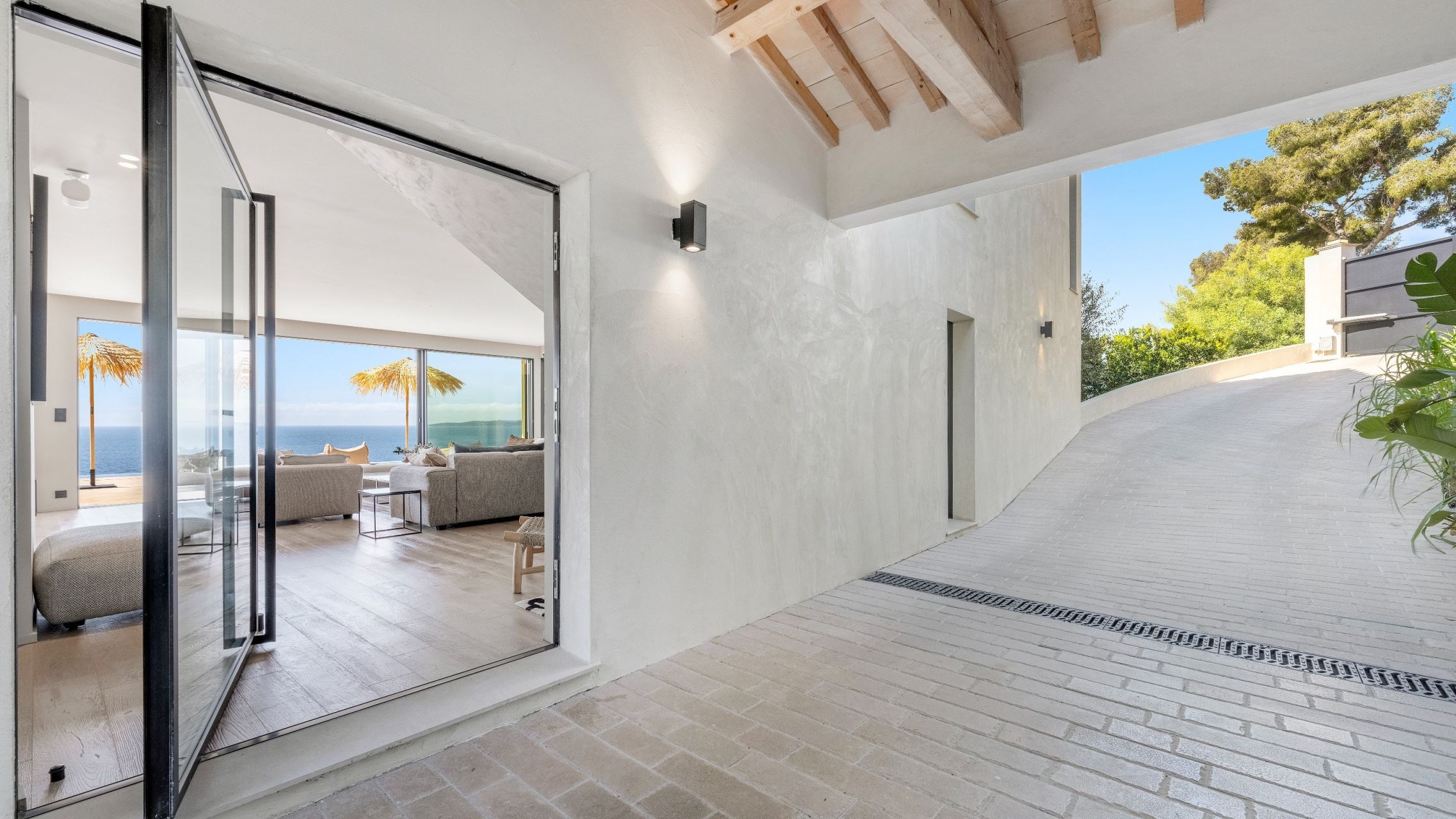 luxury villa 9 Rooms for sale on LES ISSAMBRES (83380)