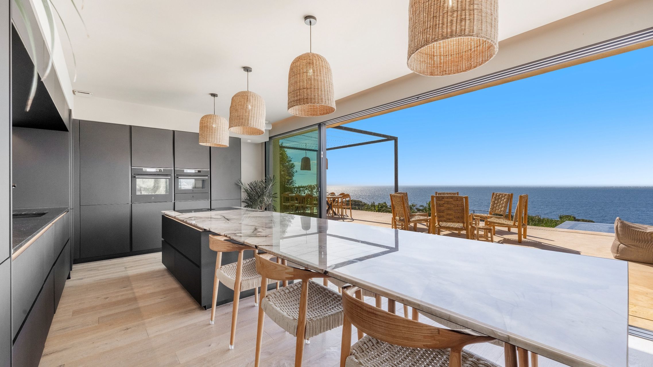 luxury villa 9 Rooms for sale on LES ISSAMBRES (83380)