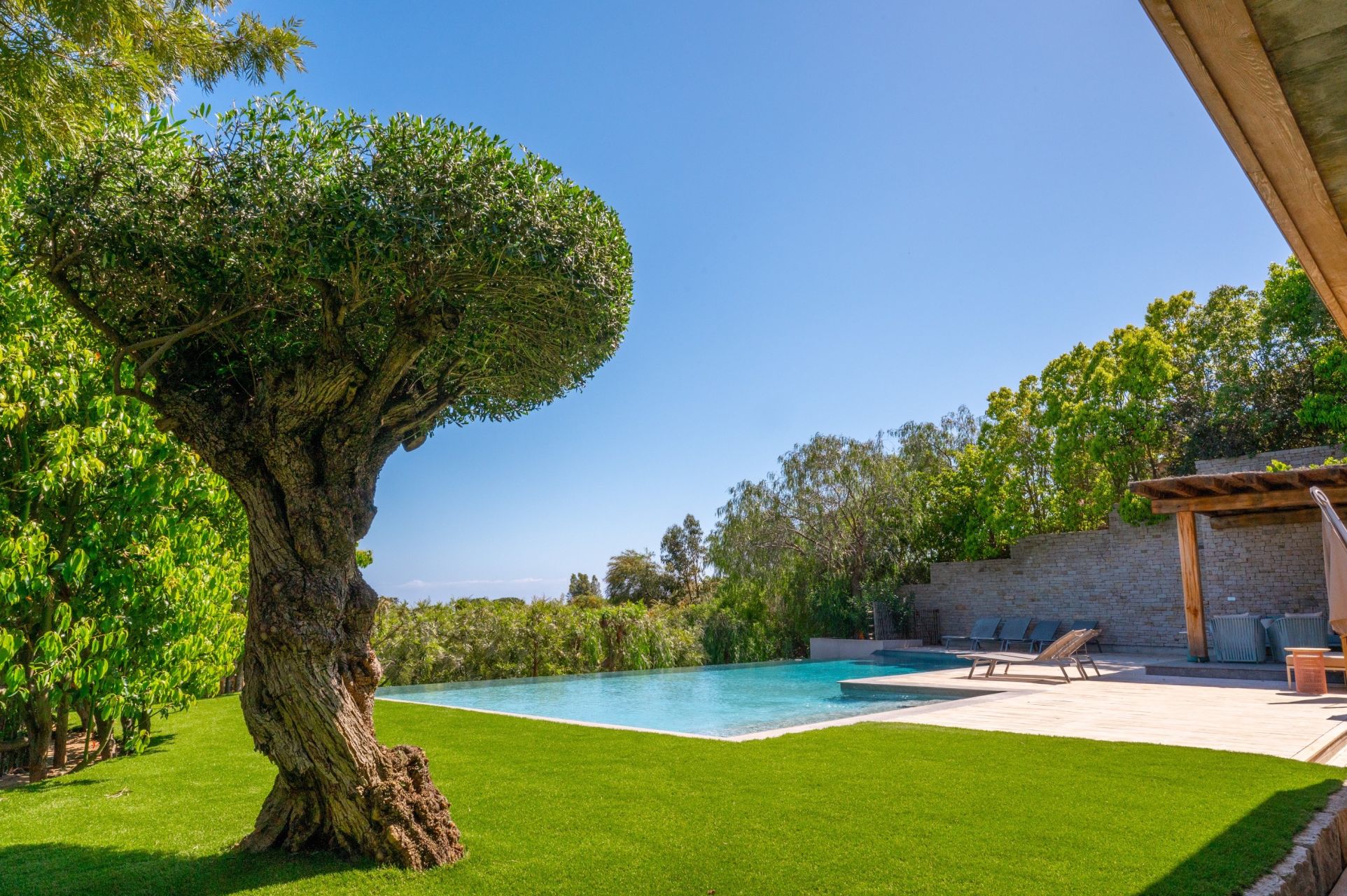 villa de luxe 7 Pièces en location saisonnière sur PORTO VECCHIO (20137)