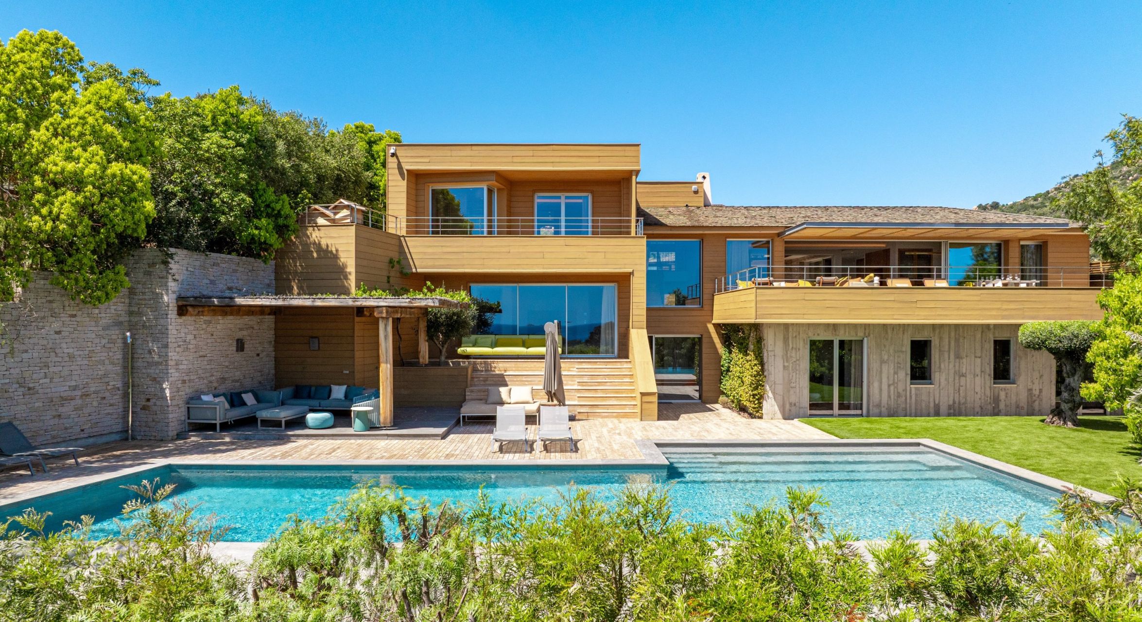 villa de luxe 7 Pièces en location saisonnière sur PORTO VECCHIO (20137)