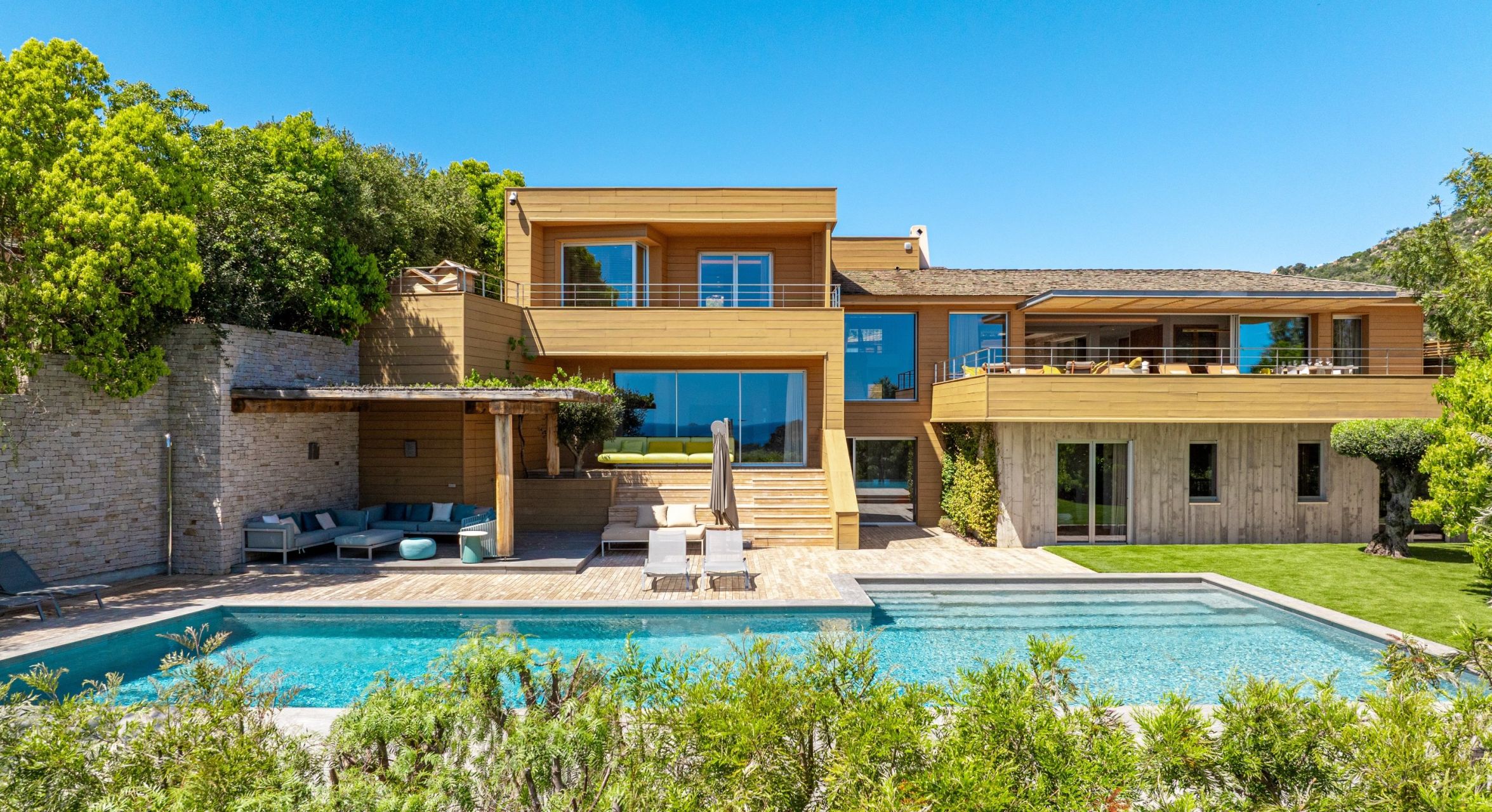 villa de luxe 7 Pièces en location saisonnière sur PORTO VECCHIO (20137)