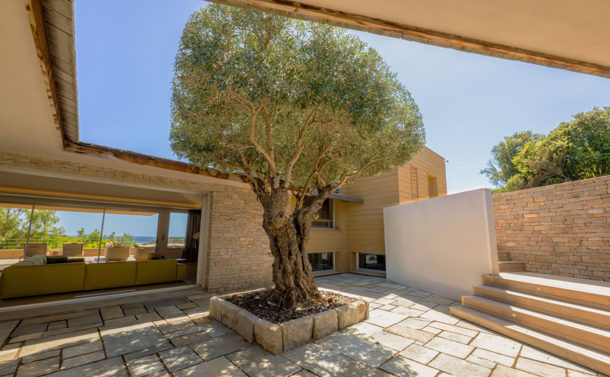 villa de luxe 7 Pièces en location saisonnière sur PORTO VECCHIO (20137)