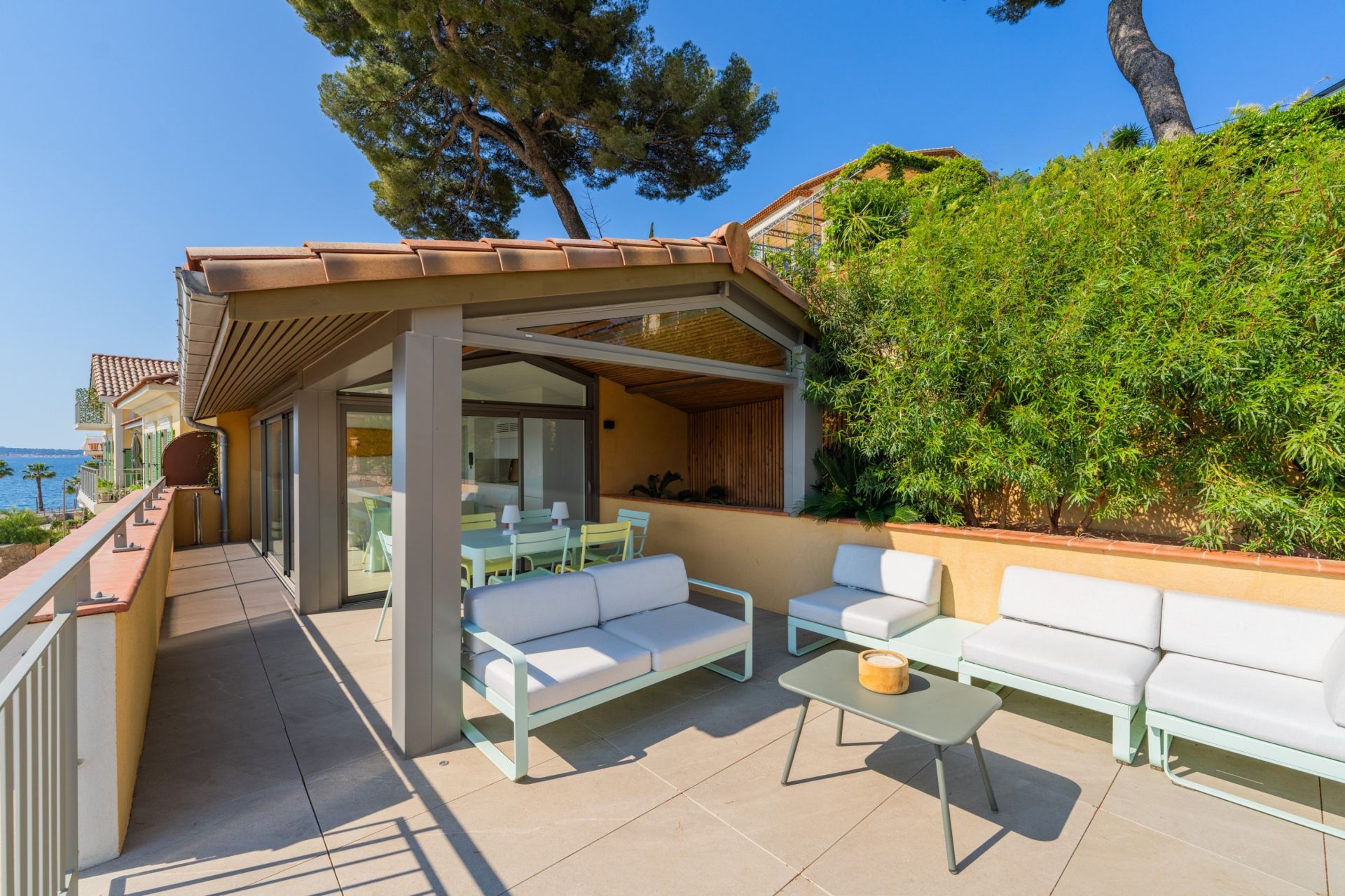 luxury house 5 Rooms for sale on SANARY SUR MER (83110)