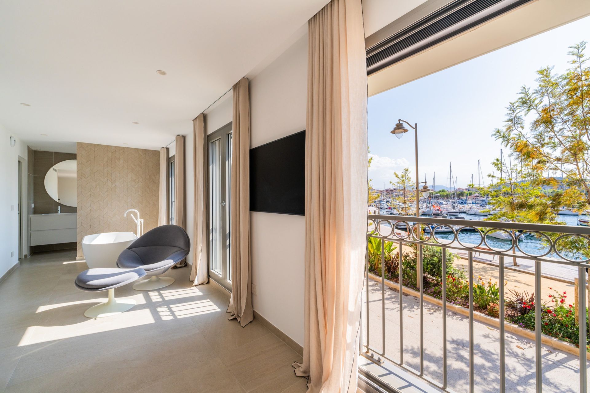 luxury house 5 Rooms for sale on SANARY SUR MER (83110)