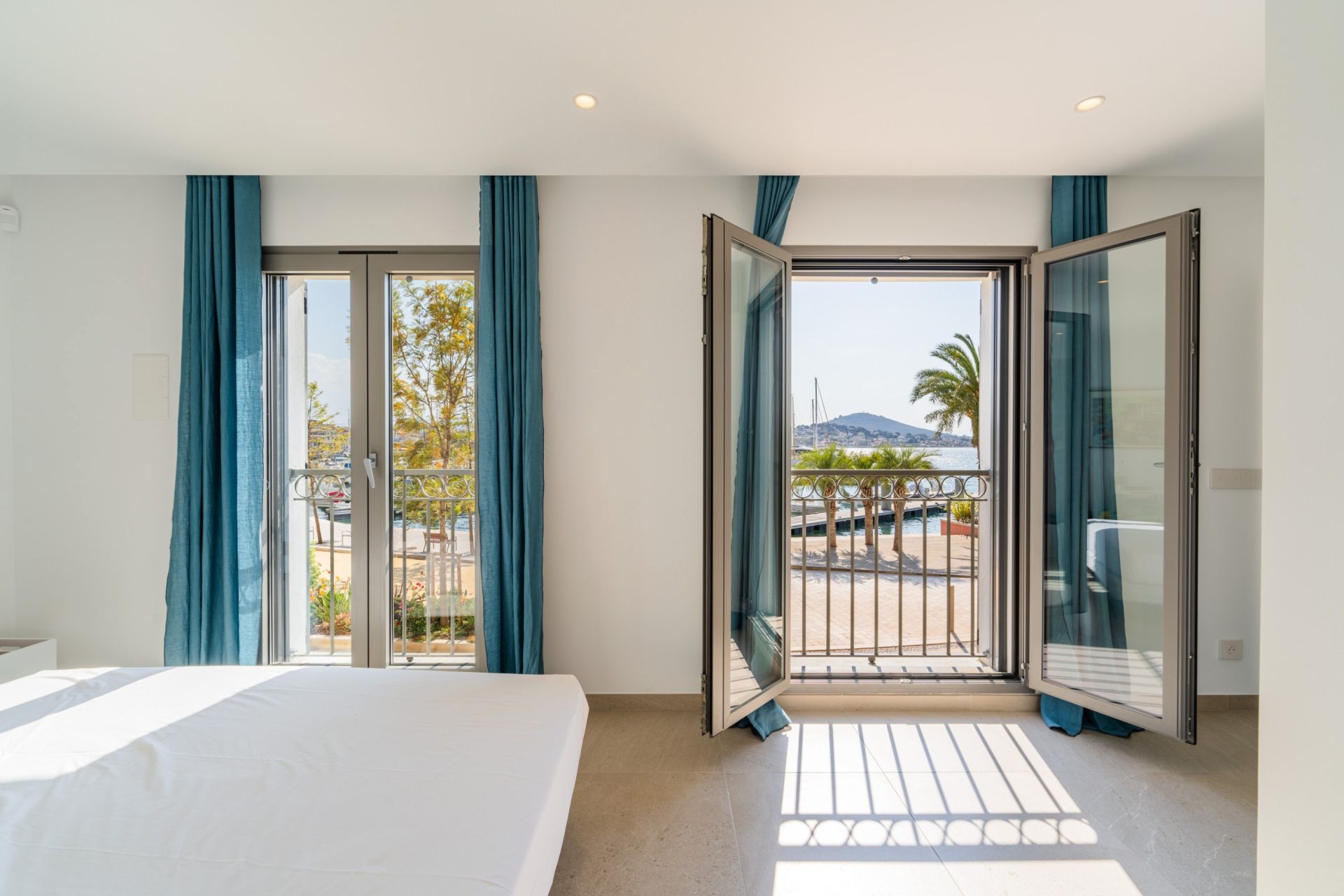 luxury house 5 Rooms for sale on SANARY SUR MER (83110)