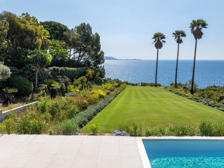 luxury house 7 Rooms for sale on ST CYR SUR MER (83270)