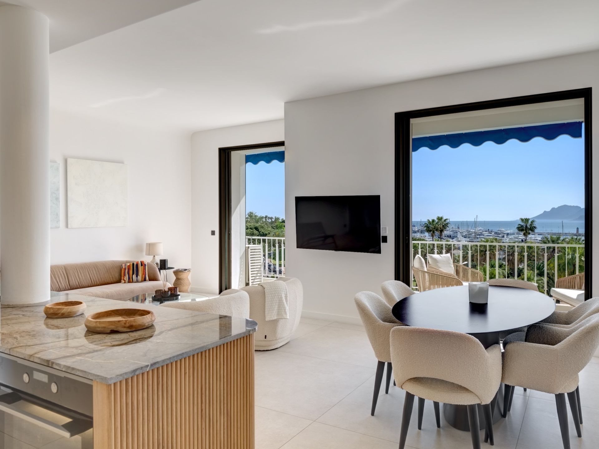 luxury apartment 4 Rooms for sale on CANNES (06400)