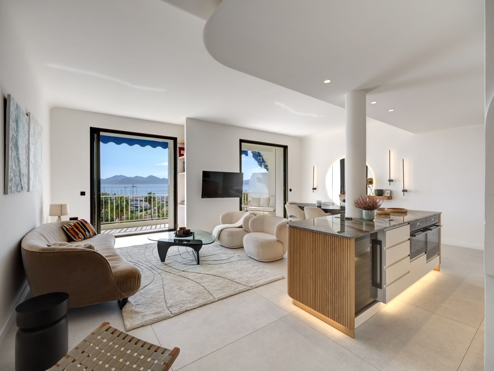luxury apartment 4 Rooms for sale on CANNES (06400)