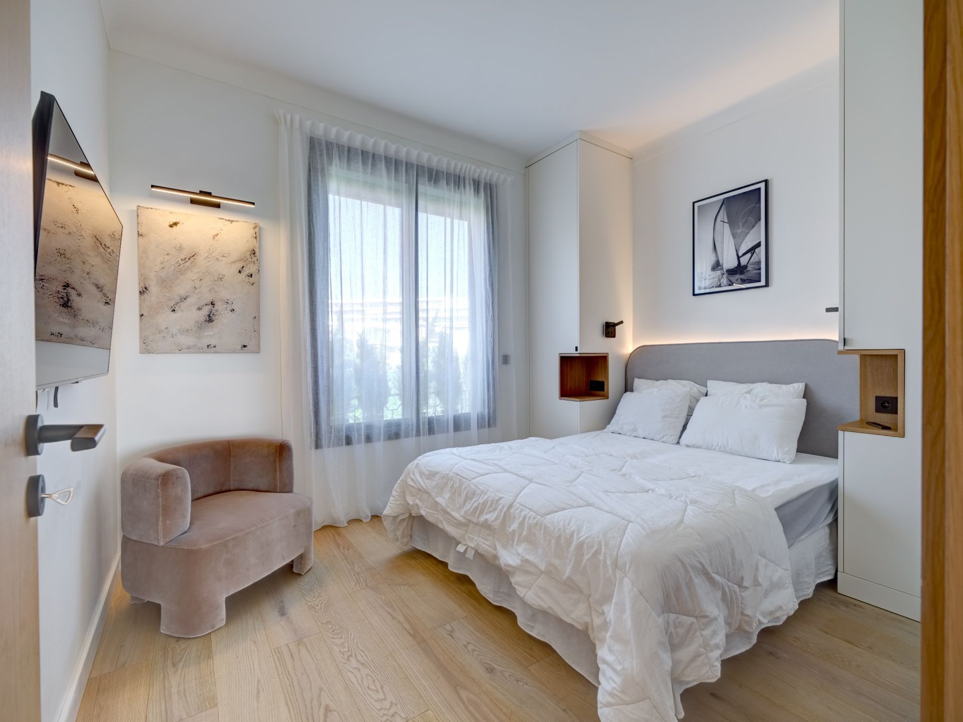 luxury apartment 4 Rooms for sale on CANNES (06400)