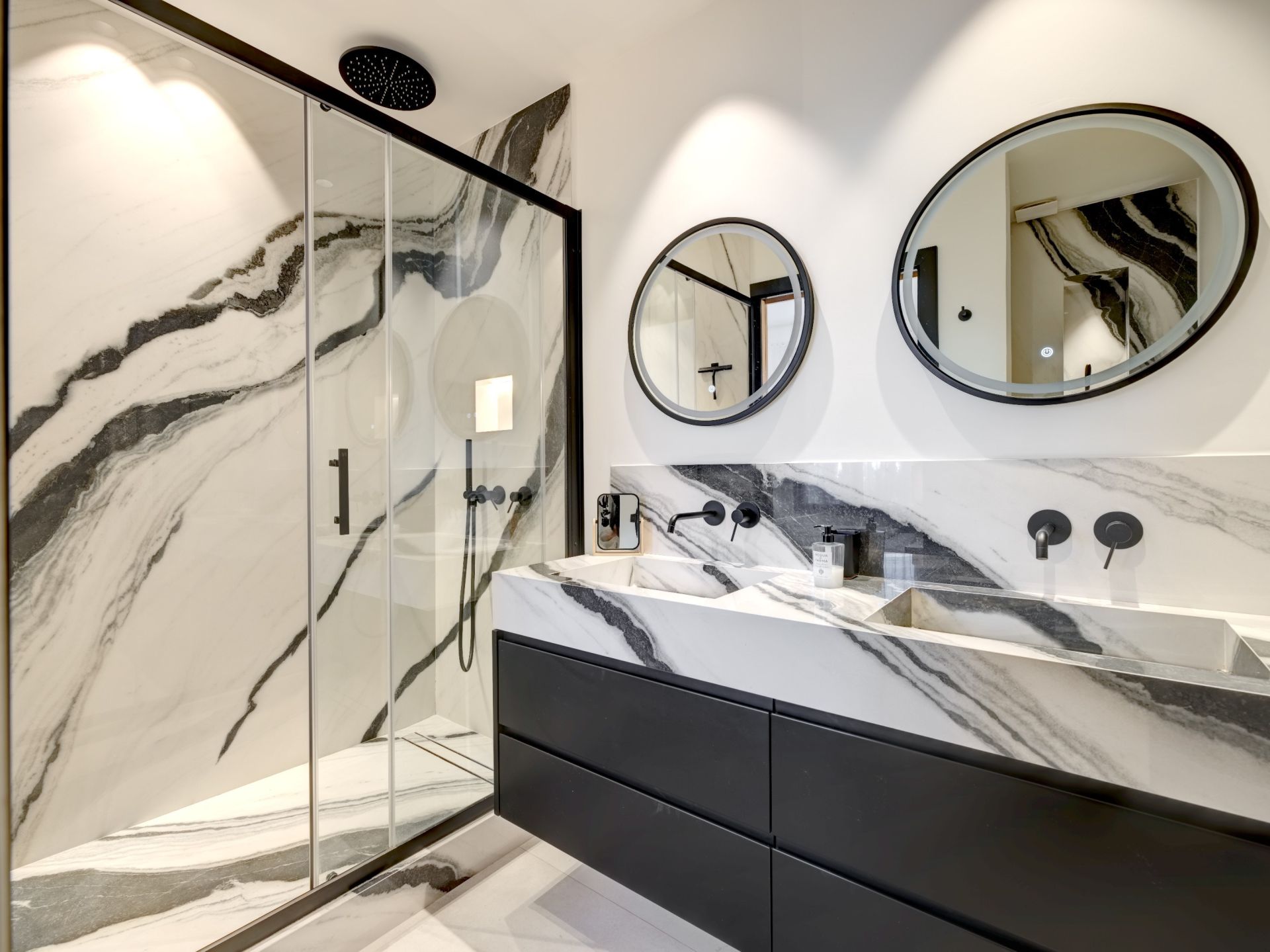 luxury apartment 4 Rooms for sale on CANNES (06400)