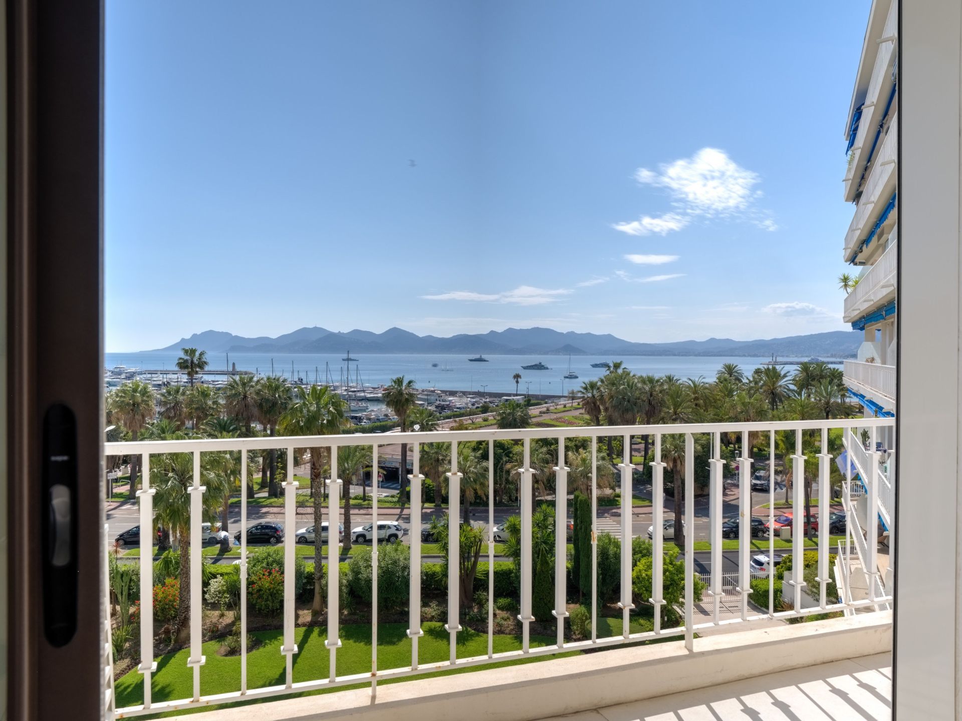 luxury apartment 4 Rooms for sale on CANNES (06400)