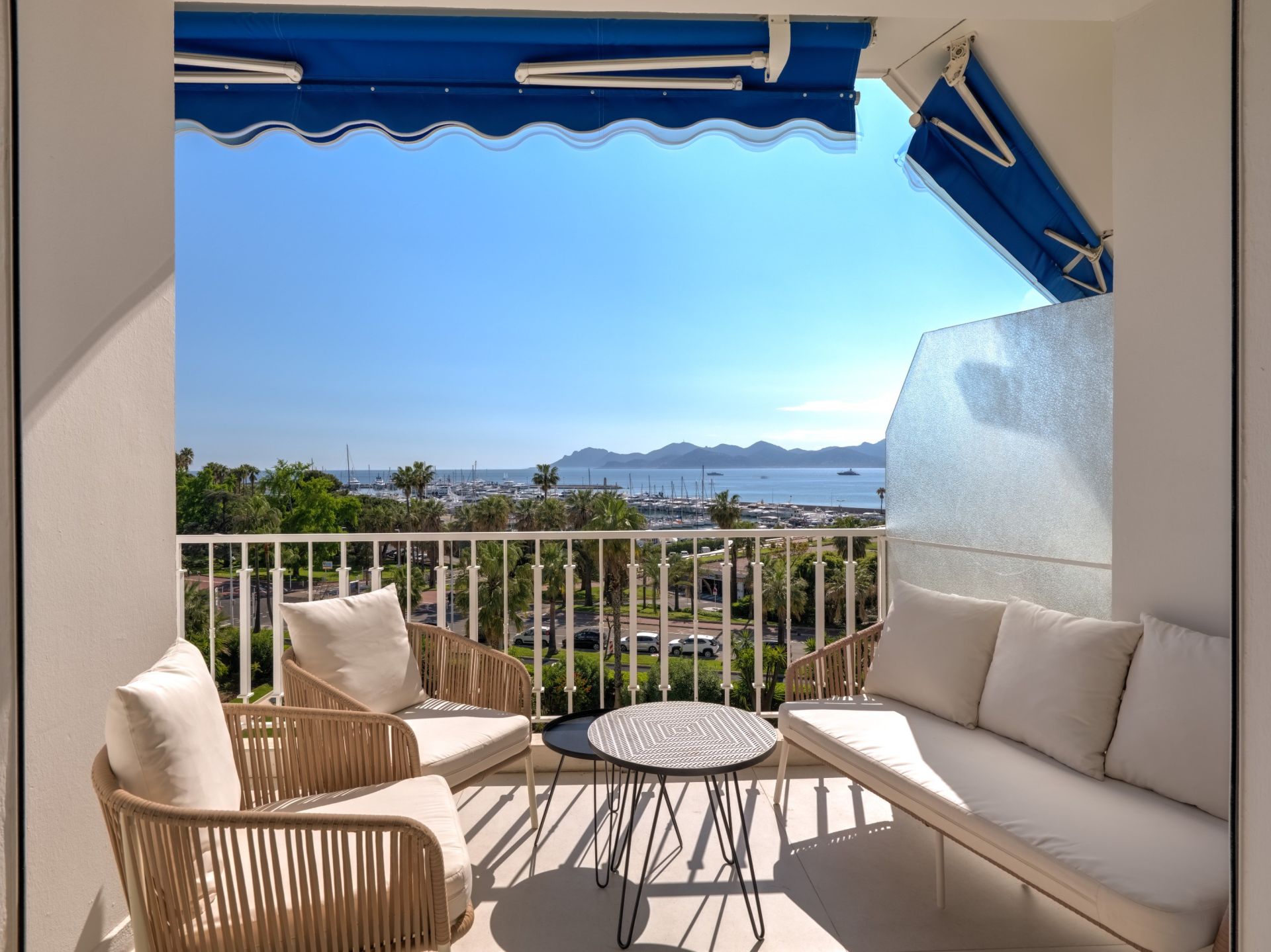 luxury apartment 4 Rooms for sale on CANNES (06400)
