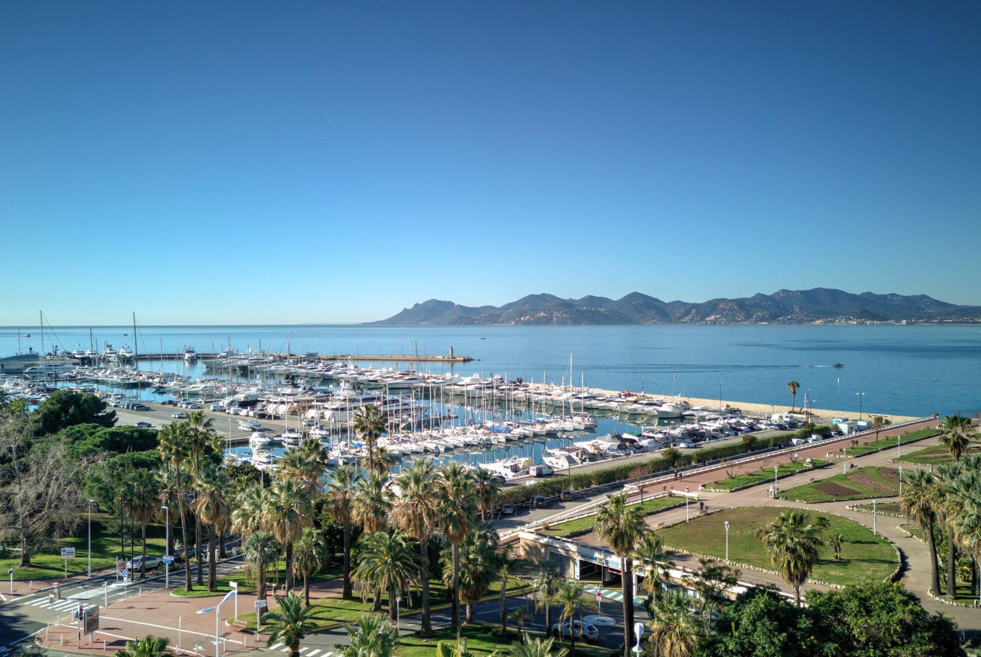 luxury apartment 4 Rooms for sale on CANNES (06400)