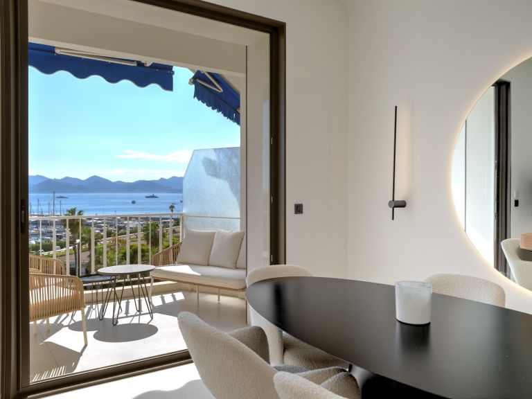 luxury apartment 4 Rooms for sale on CANNES (06400)