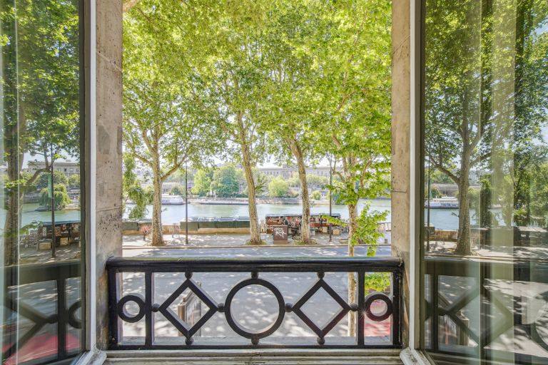 luxury apartment 5 Rooms for sale on PARIS (75001)