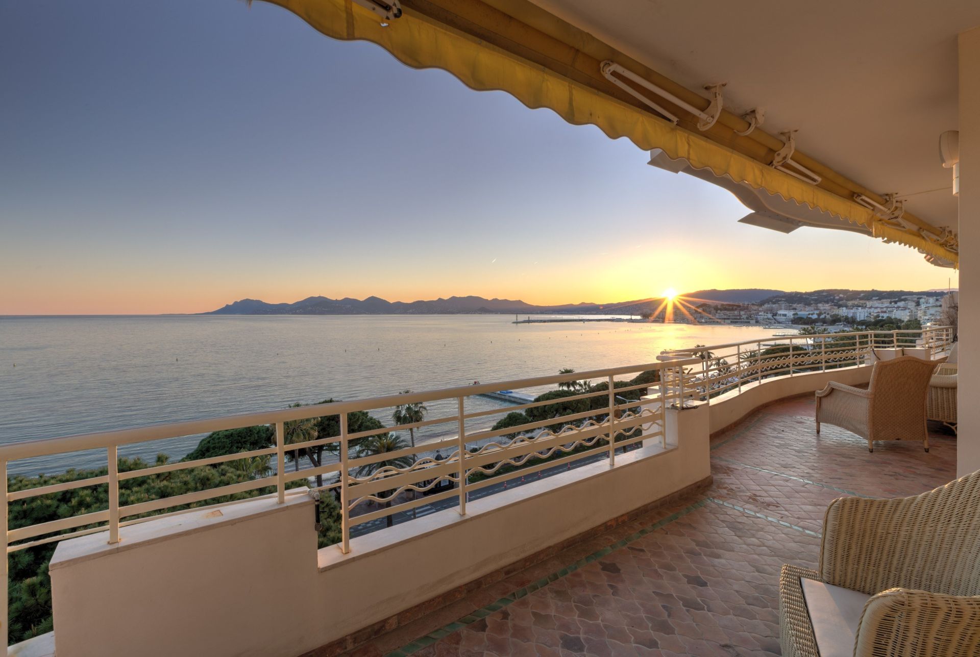 luxury apartment 8 Rooms for sale on CANNES (06400)