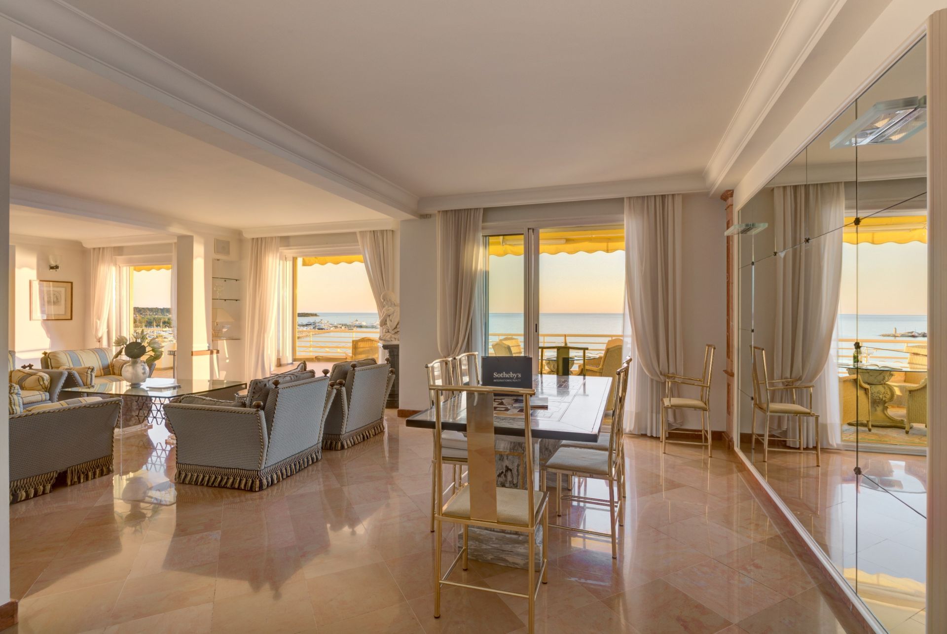 luxury apartment 8 Rooms for sale on CANNES (06400)