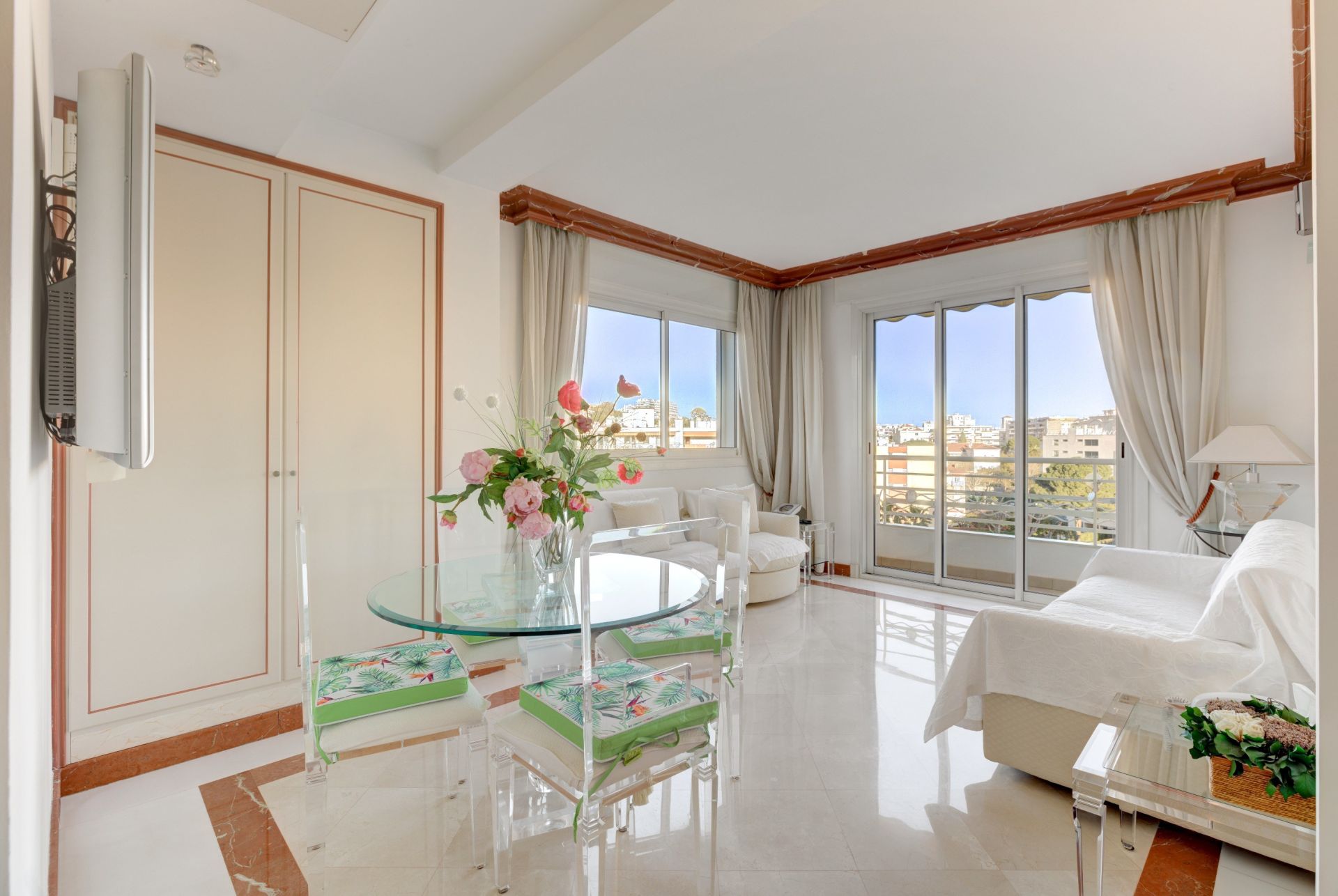 luxury apartment 8 Rooms for sale on CANNES (06400)