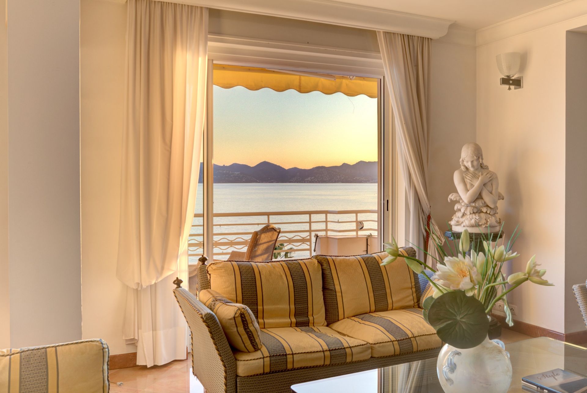 luxury apartment 8 Rooms for sale on CANNES (06400)