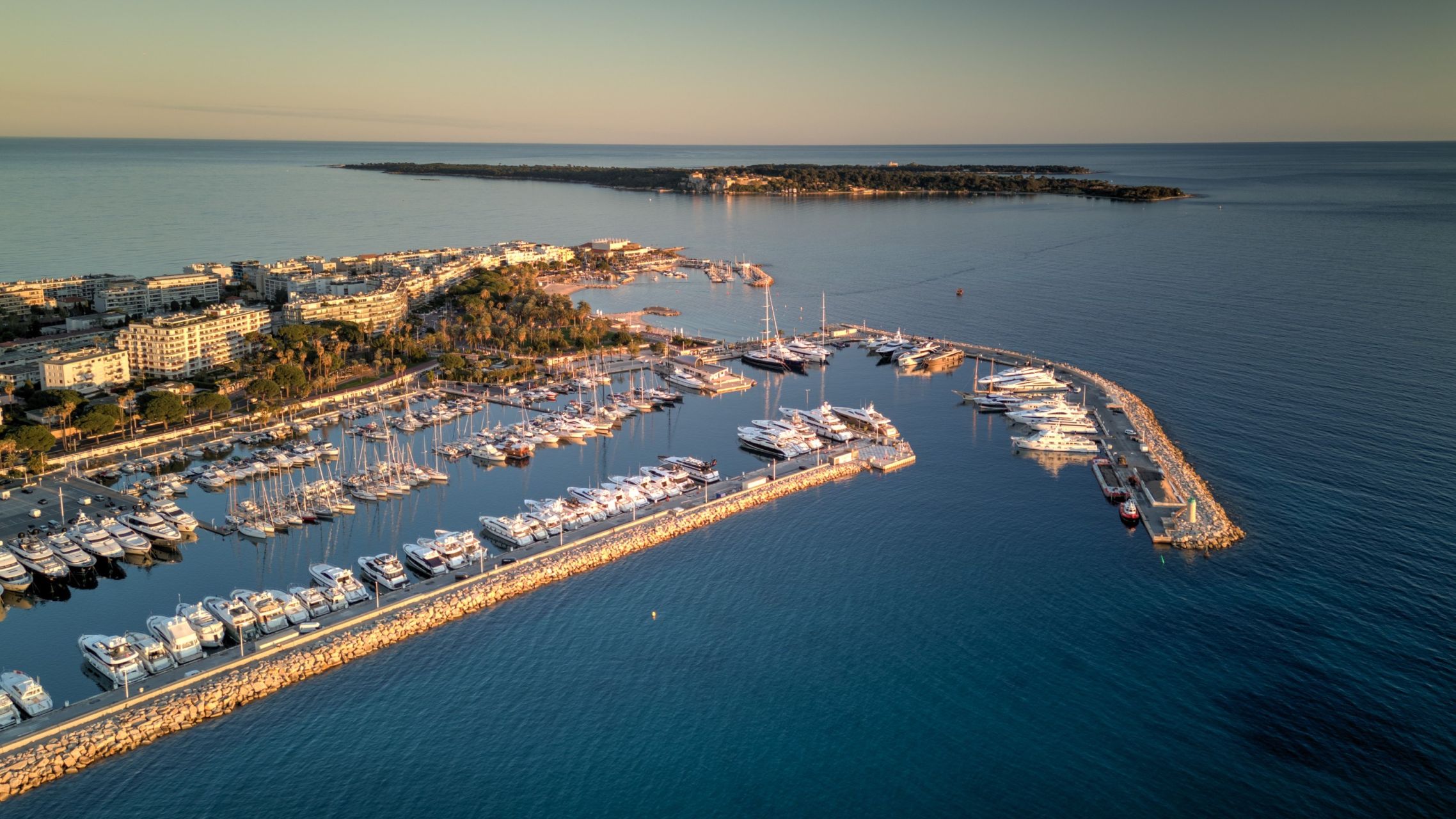 luxury apartment 8 Rooms for sale on CANNES (06400)