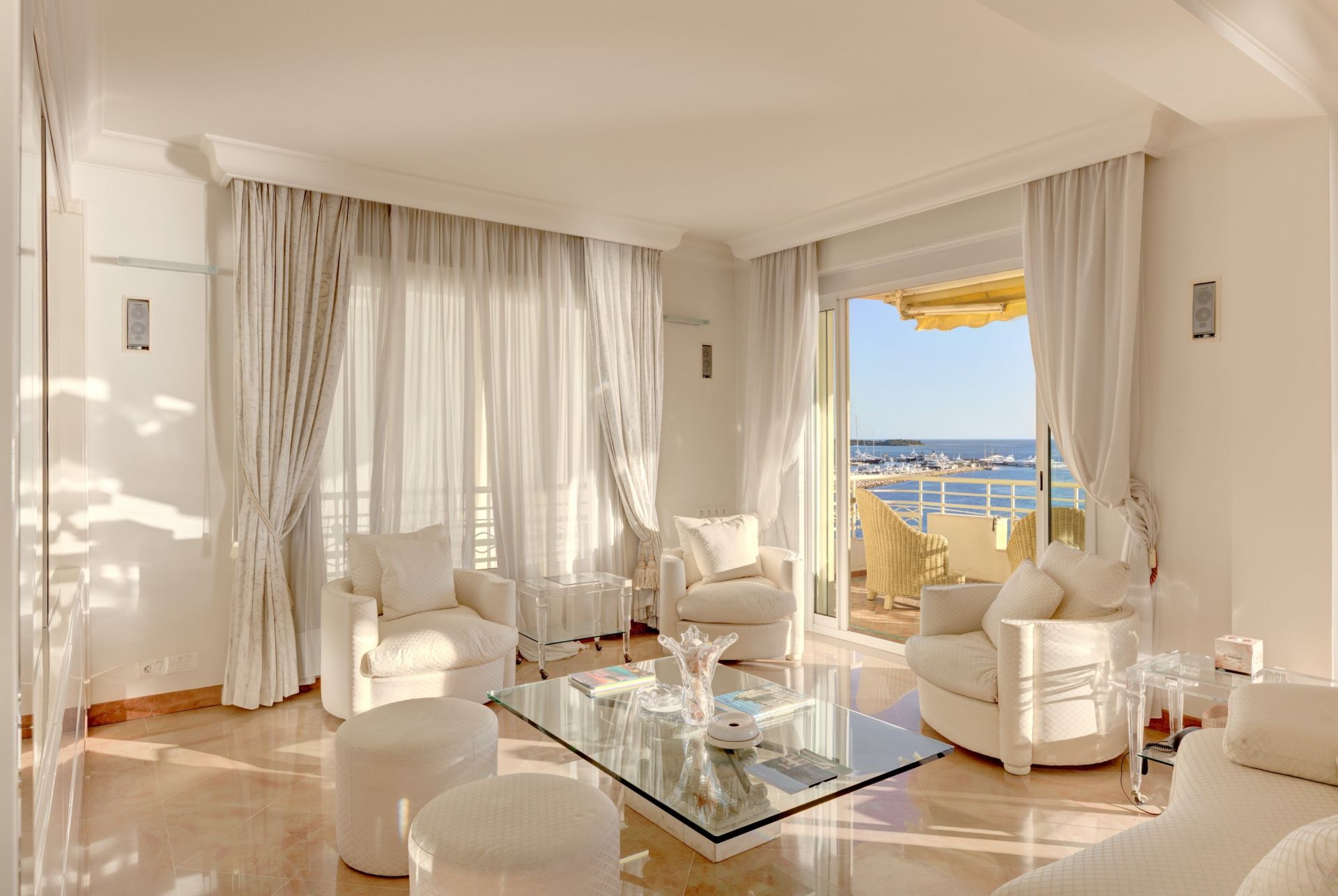 luxury apartment 8 Rooms for sale on CANNES (06400)
