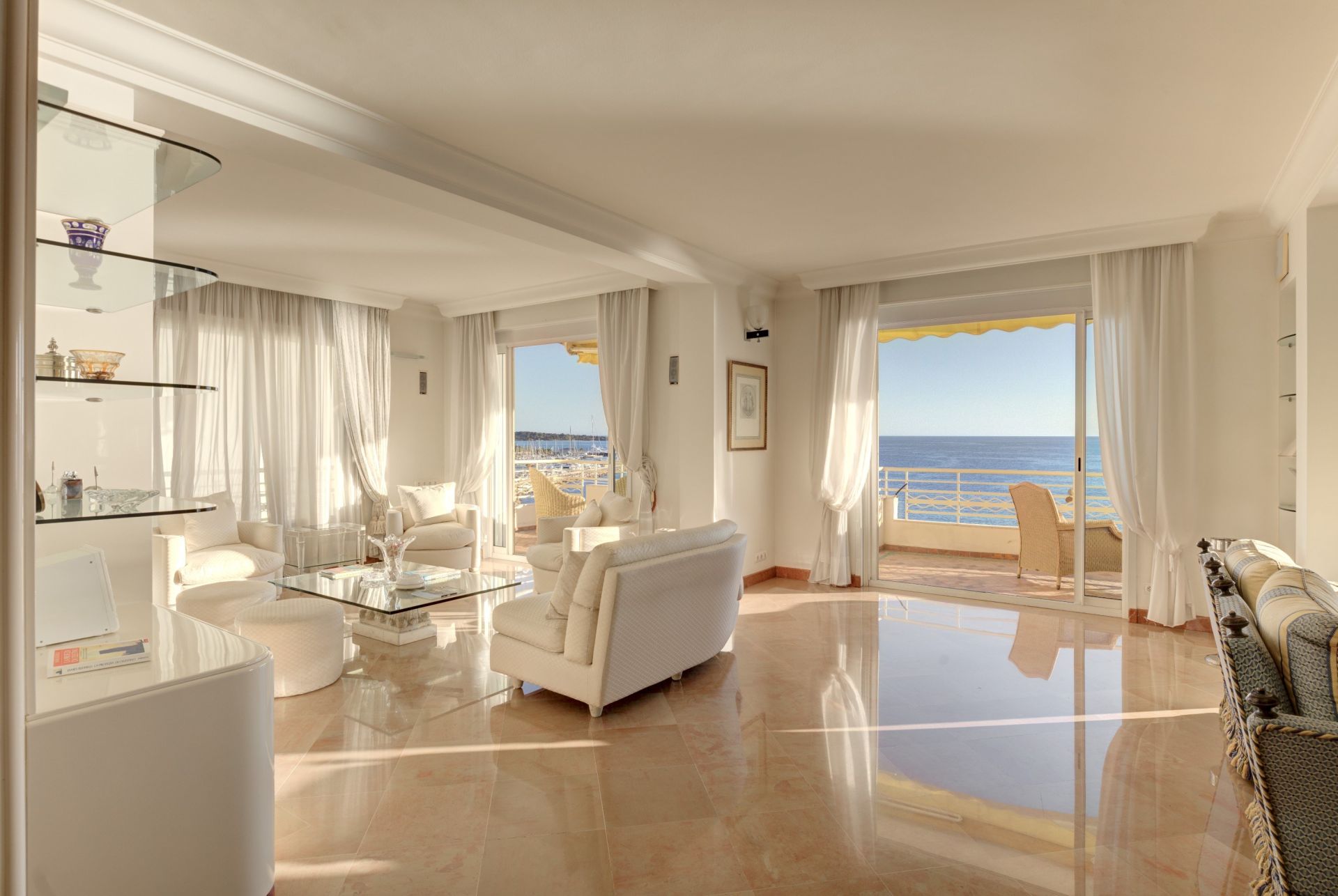 luxury apartment 8 Rooms for sale on CANNES (06400)