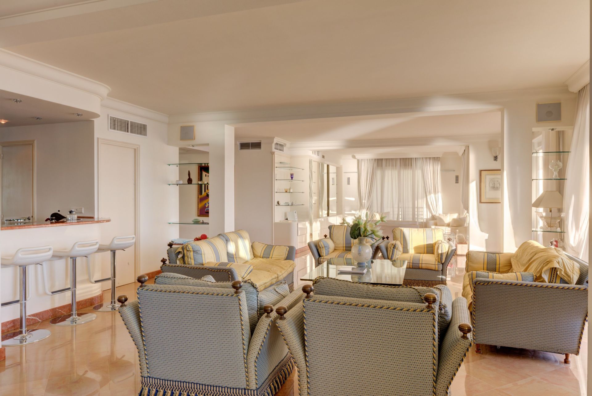luxury apartment 8 Rooms for sale on CANNES (06400)