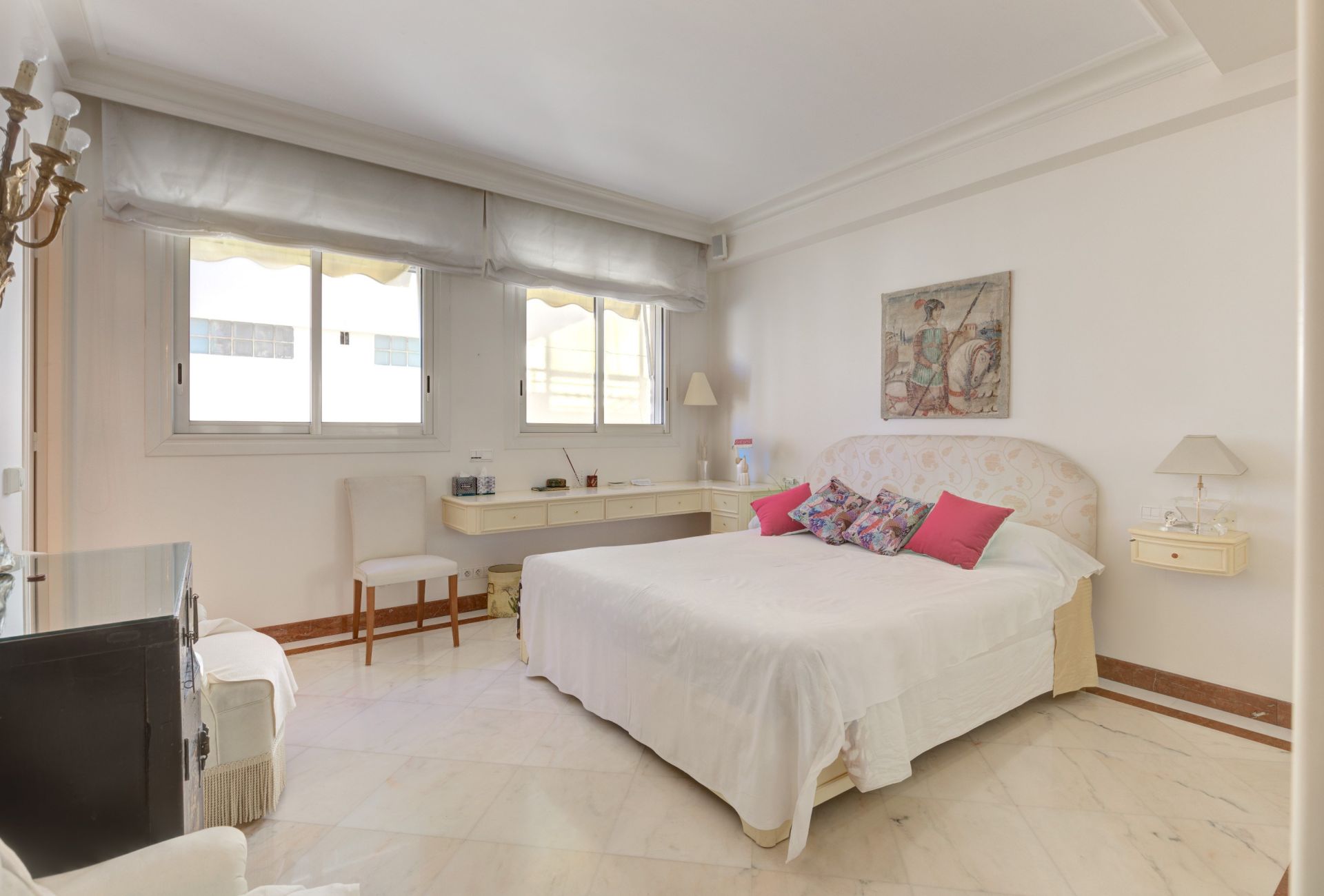 luxury apartment 8 Rooms for sale on CANNES (06400)