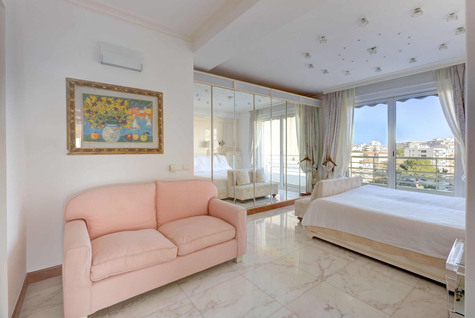 luxury apartment 8 Rooms for sale on CANNES (06400)