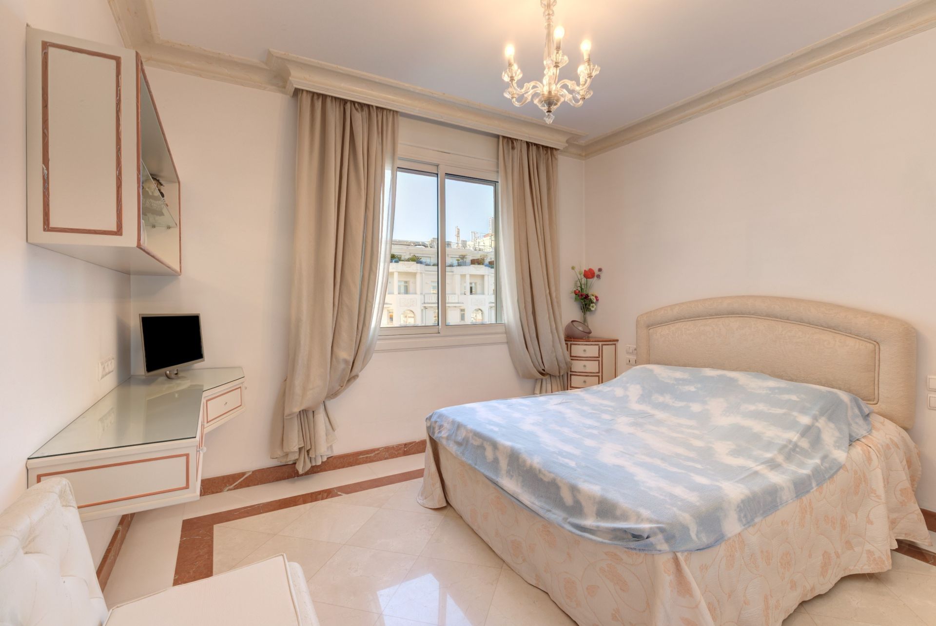 luxury apartment 8 Rooms for sale on CANNES (06400)