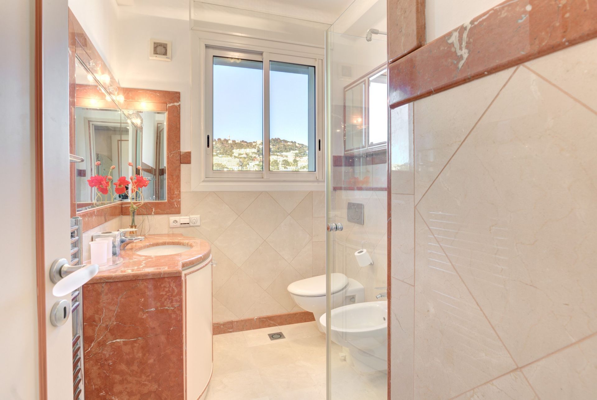 luxury apartment 8 Rooms for sale on CANNES (06400)