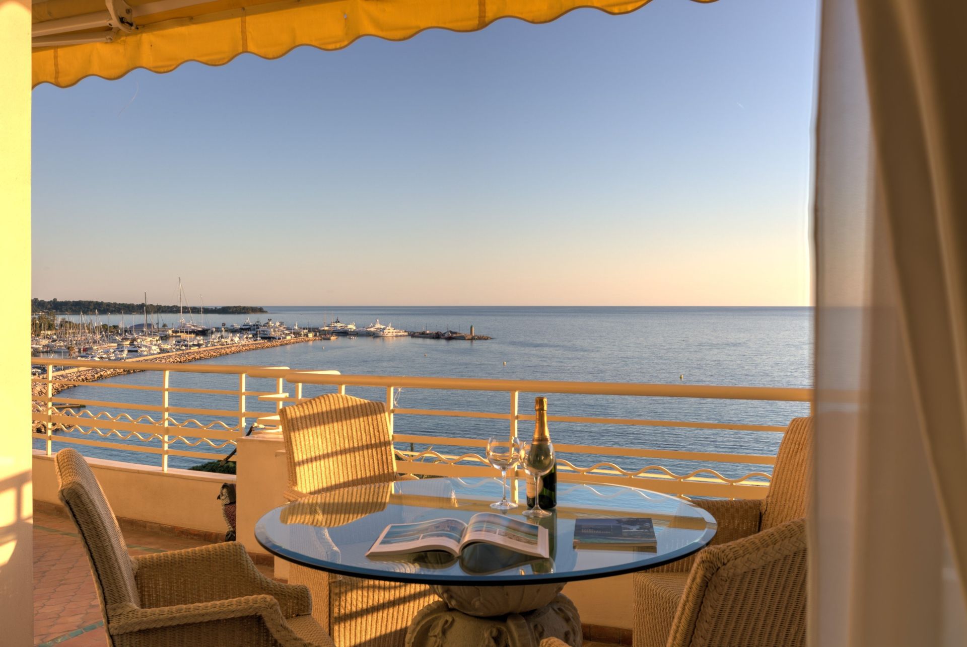 luxury apartment 8 Rooms for sale on CANNES (06400)