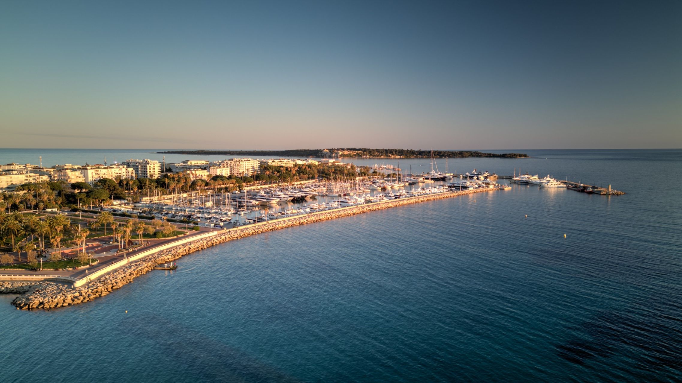 luxury apartment 8 Rooms for sale on CANNES (06400)